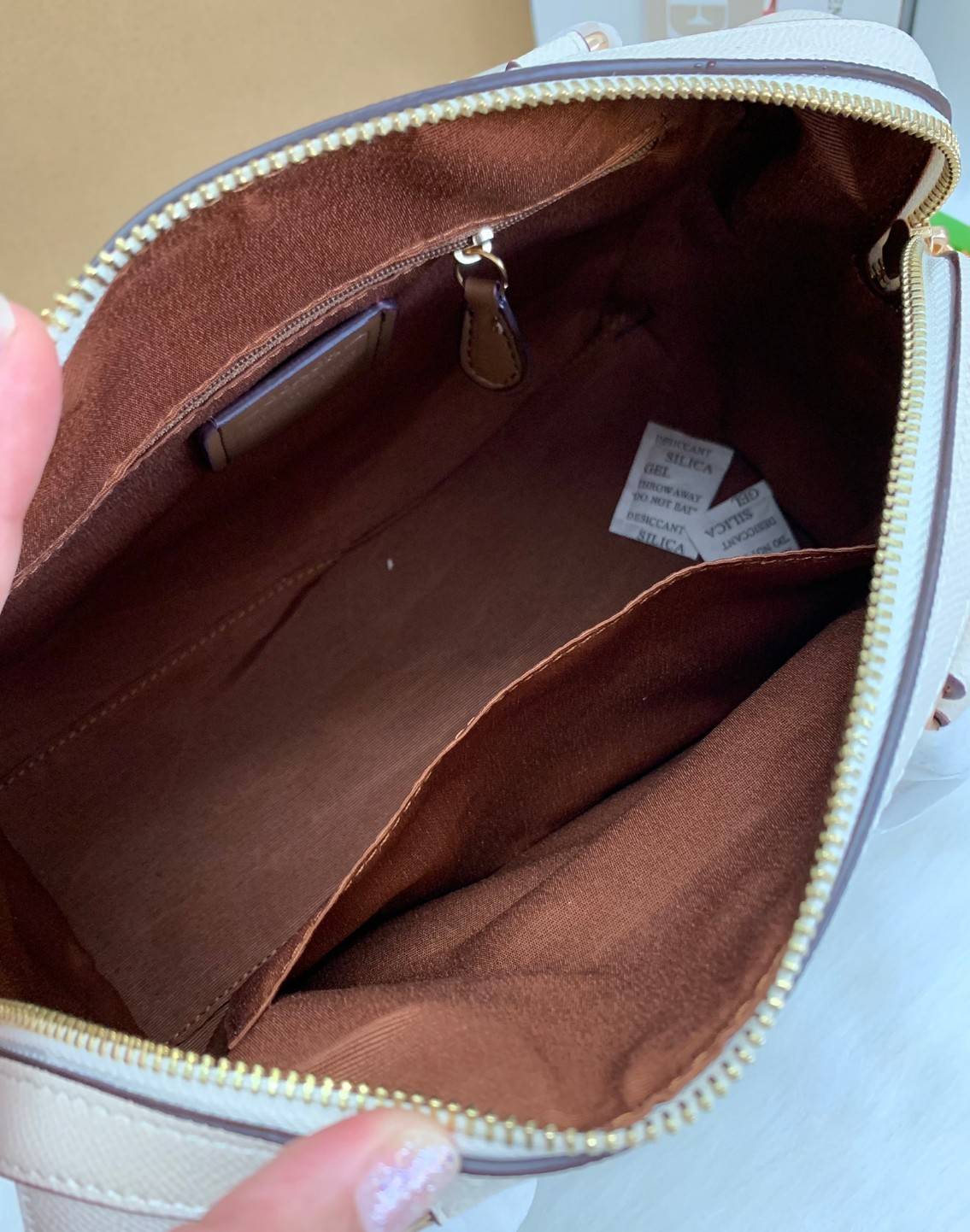 COACH ROWAN SATCHEL BAG ((79946)) กลับมาอีกครั้ง พร้อมสีหายากค่ะ! กระเป๋าหิ้วทรงหมอนสุดฮิตของสาวๆ//สะพายข้างได้ หนังแท้ ลายหนังสวย ทรงสวย ด้านหน้ามีช่องซิปให้หนึ่งช่อง เปิดปิดช่องหลักแบบซิป ภายในกว้างใส่ของจำเป็นของสาวๆได้ครบ มีช่องเล็กและช่องซิปใส่ของจุก