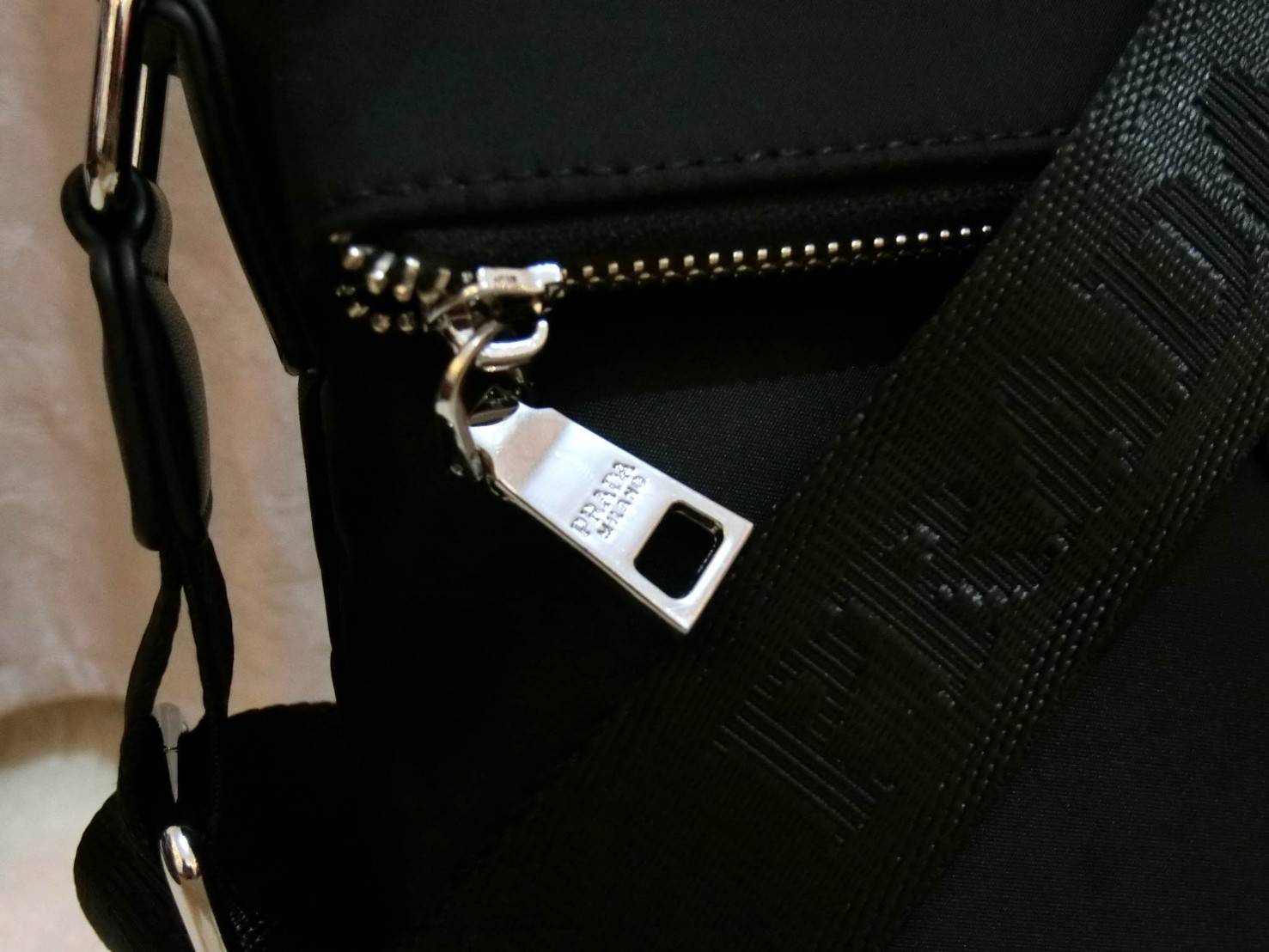 Prada messenger bag Limited edition กระเป๋าอเนกประสงค์ วัสดุ Nylon ขนาดกำลังดี ตัวกระเป๋าน้ำหนักเบา ด้านหน้ามีช่องซิป เป็นฝากระเป๋า เปิด/ปิดด้วยแม่เหล็กดูด ด้านในโล่งกว้าง ใส่ iPad มีช่องซิป 1 ช่อง และช่องใส่ของจุกจิก ด้านหลัง มีช่องซิปอีก1ช่อง อะไหล่สีเง