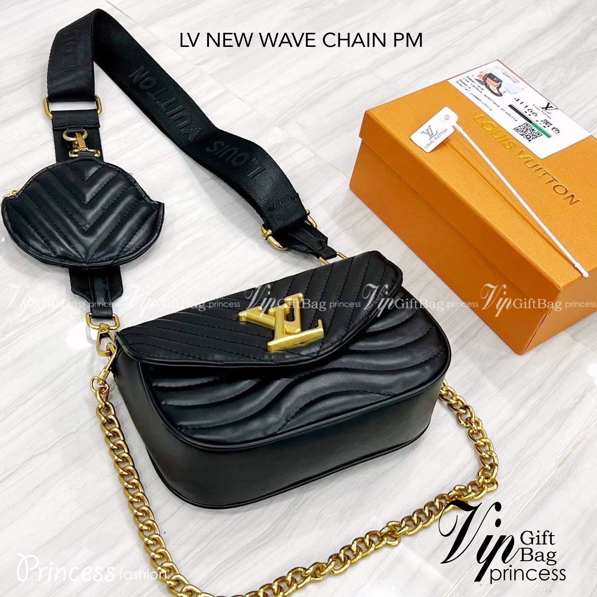 LV NEW WAVE CHAIN PM / New Wave Pochette Multi Bag กระเป๋าสะพายมัลติฟังก์ชั่น Set 2 ใบสวยคุ้มค่าน่าใช้ มาพร้อม box set ดีงาม ลูกเล่นคลาสสิคผสานความวินเทจ มีสายสะพายให้ 2 เส้น และกระเป๋าใบลูก เล็กน่ารัก ภายในเป็นช่องโล่ง แบ่งสัดส่วนมีช่องย่อย ใบนี้ปรับใช้ไ