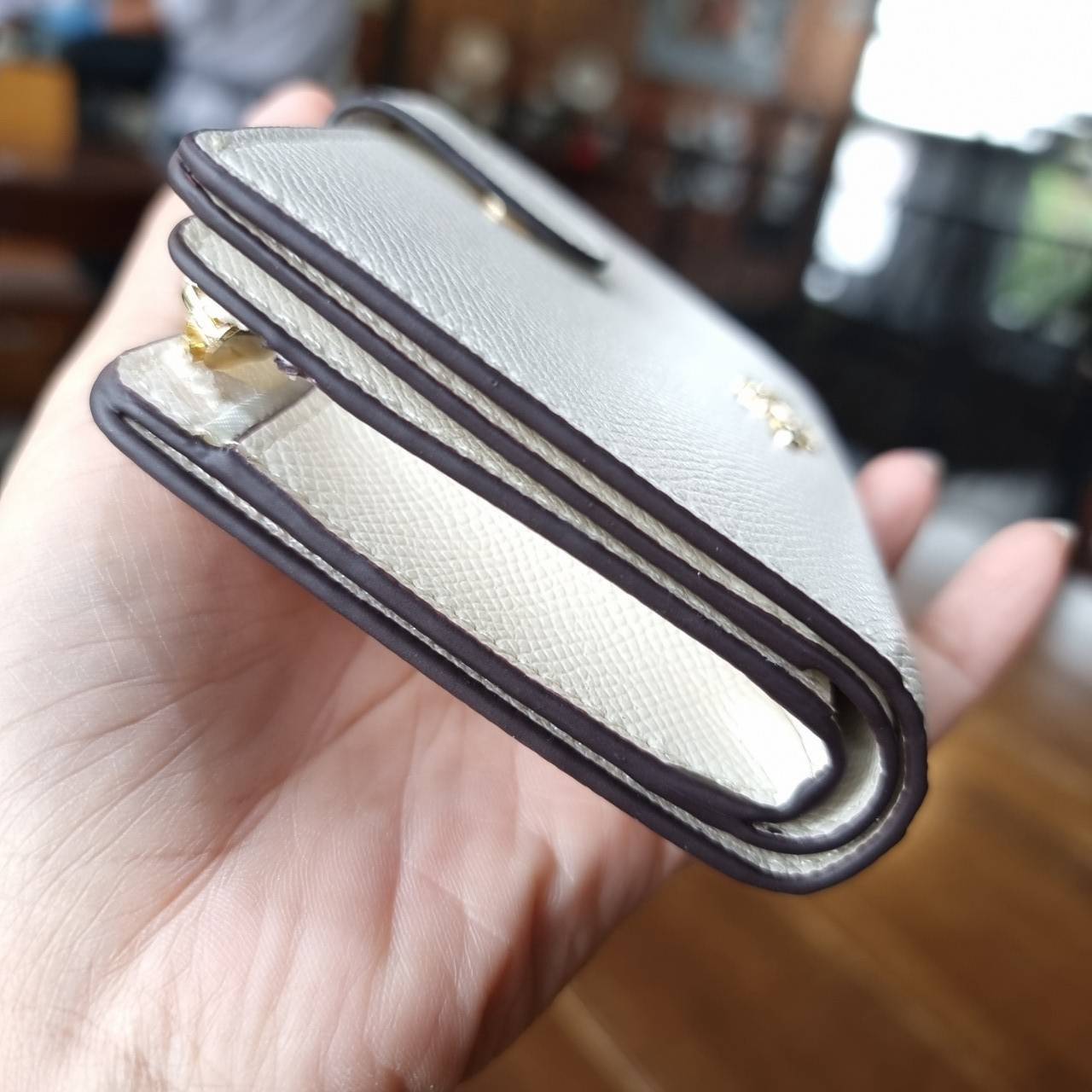 ของแท้ 💯% COACH F11484 MEDIUM CORNER ZIP WALLET มาแล้วจ้า!! รุ่นที่สาวๆตามหา 💃 กระเป๋าสตางค์ใบกลาง สีคลาสสิค เรียบแต่แฝงความหรู ด้วยวัสดุหนัง crossgrain ที่ดูแลรักษาง่าย