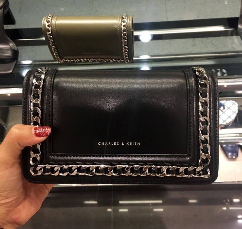 BEST SELLER! CHARLES & KEITH CHAIN DETAIL CROSSBODY BAG กระเป๋าสะพายทรงสี่เหลี่ยมรุ่นชนช็อปขนาดกำลังดีวัสดุหนังนิ่มเรียบประดับด้วยโซ่สีเงินด้านหน้าดูมีดีเทล เปิดปิดด้วยกระดุมแม่เหล็ก ภายในมีช่องใส่บัตรและช่องซิป มาพร้อมสายโซ่ต่อหนังถอดถือเป็นคลัชได้ ภาพถ่