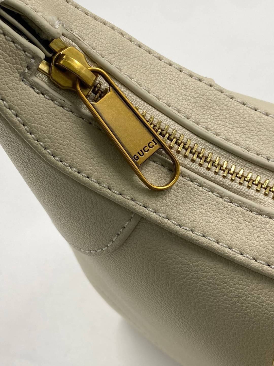 GUCCI Aphrodite small shoulder bag กระเป๋าสะพายทรงคลาสสิค ดีไซน์ย้อนยุคผสานความโมเดิร์นด้วยรูปทรงพอช ที่ใช้งานได้ทุกสไตล์ วัสดุหนังแคนวาส ทนทาน ภายในกระเป๋าเป็นช่องโล่ง