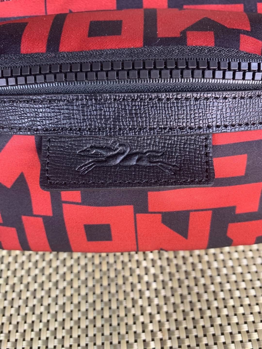 LONGCHAMP LE PLIAGE LGP BELT BAG M เท่ห์อย่างมีสไตล์กระเป๋าทรงคาดอกและคาดเอวดีไซน์แนวสปอร์ต เพิ่มความโดดเด่นทันสมัยด้วยลายซิกเนเจอร์ มีช่องซิปที่ใช้งานง่ายช่วยให้คุณหยิบใช้สิ่งของจำเป็นได้อย่างสะดวกและง่ายดาย และผสานสายรัดแบบปรับได้เข้ากับหัวเข็มขัดตัวล็อ