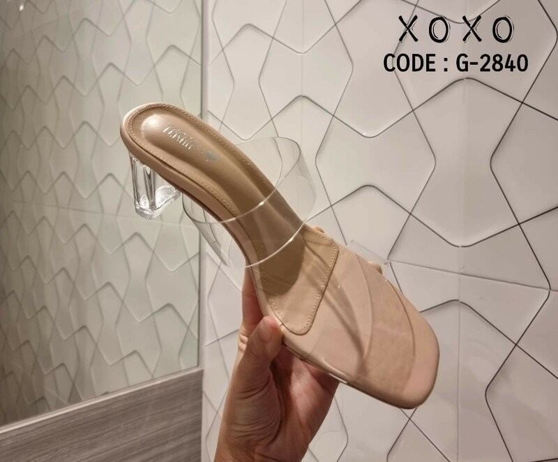 รองเท้างานสวม สไตล์รองเท้าแก้ว สวย โดดเด่น เปรี้ยว สีพื้น หนังสีสด คาดพลาสติกใสอย่างดี เนื้อนุ่ม ส้นพลาสติกแก้วใส แมทส์ชุดง่าย ใส่กับเสื้อผ้าได้หลากหลาย