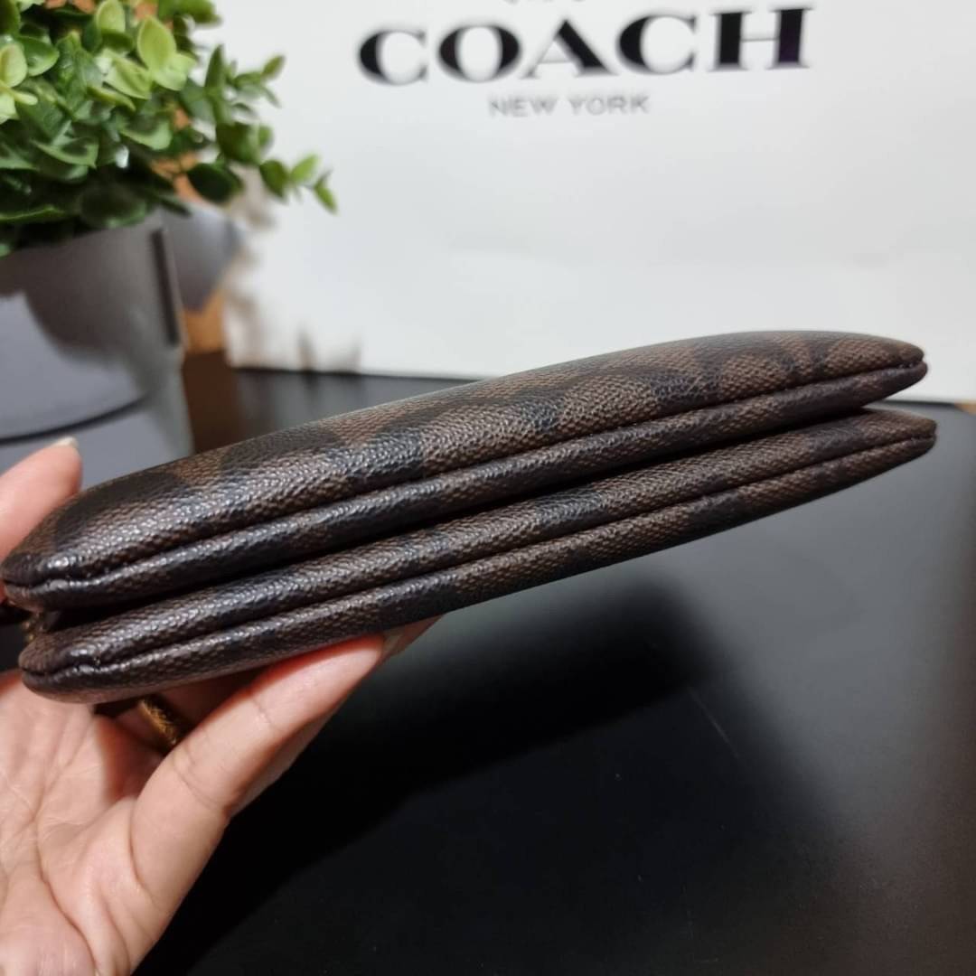 COACH F87591 DOUBLE CORNER ZIP WALLET IN SIGNATURE COATED CANVAS คล้องมือรุ่น 2 ซิป!! มาแล้วจ้า 🌟🤗 ไซส์นี้คือเหมาะมือจริงๆ พกง่ายเช่นเคย ไม่ต้องกังวลว่าจะเกะกะหรือกินพื้นที่กระเป๋าหลัก วัสดุหนังแคนวาสเคลือบลาย มีช่องหลักแยก 2 ช่อง ภายในบุผ