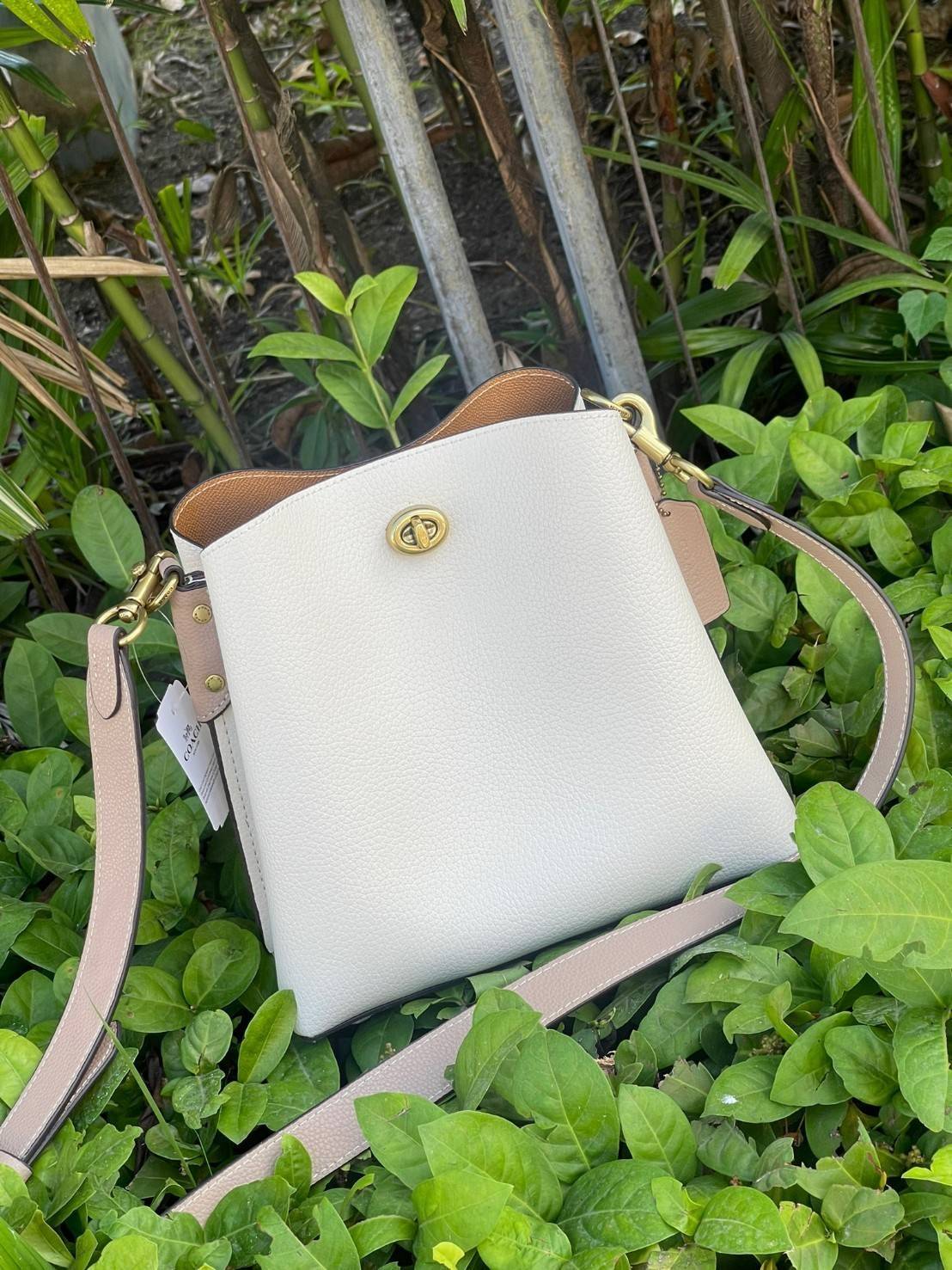 Coach Willow Bucket Bag In Colorblock รุ่นใหม่สุดปัง เป็นกระเป๋าสไตล์ใช้ได้ทุกวัน จุของได้เยอะและน้ำหนักเบา ไซส์กลางใช้หนังลายกรวด มีช่องใส่ของ 2 ช่องและมี 1 ช่องซิปตรงกลางไว้สำหรับใส่ของสำคัญ เปิดปิดแบบ turnlock ถือคล้องแขนหรือสะพายไหล่หรือสะพายข