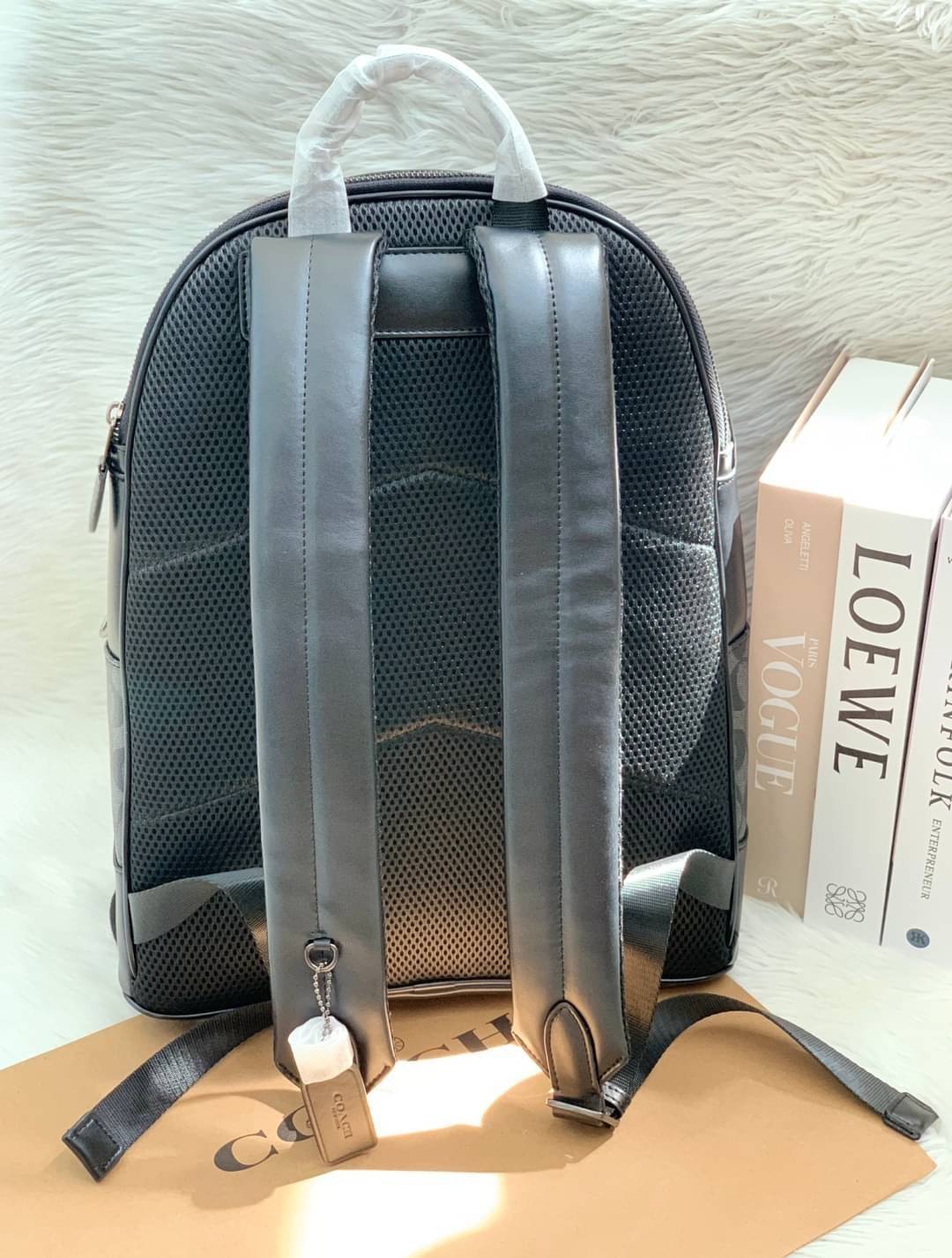 OUTLET 】New in!! 🌈ใบใหญ่ คุ้มค่าทีเดียวค่ะ🌈 COACH WEST BACKPACK IN SIGNATURE((2736)) พร้อมส่งที่ไทย สินค้าเข้าใหม่ค่ะ!! กระเป๋าสะพายหลัง มีหูหิ้ว หนังแท้นิ่ม ใบใหญ่ใส่จุมากกค่า! มีช่องซิปตอนหน้า2ช่อง; ช่องหลัก2ช่องใหญ่ โล่งลึก จุของได้มากท