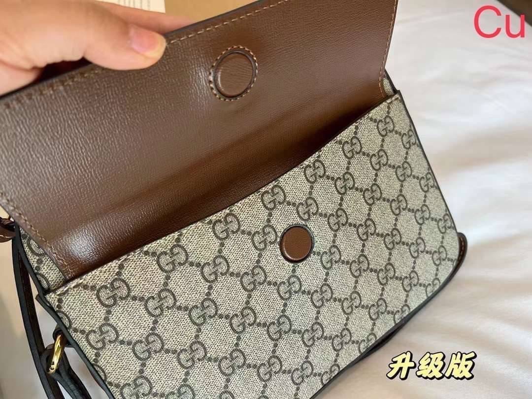 GUCCI horsebit 1955 small shoulder bag กระเป๋าสะพายทรงกล่องคลาสสิกมาพร้อมรายละเอียดที่น่าค้นหา ดูหรูหรา สามารถใช้งานได้หลากหลายโอกาส เป็นเพื่อนคู่ใจในวันสบายๆ หรือออกงานเป็นทางการ ไม่ควรพลาดเลยค่ะ