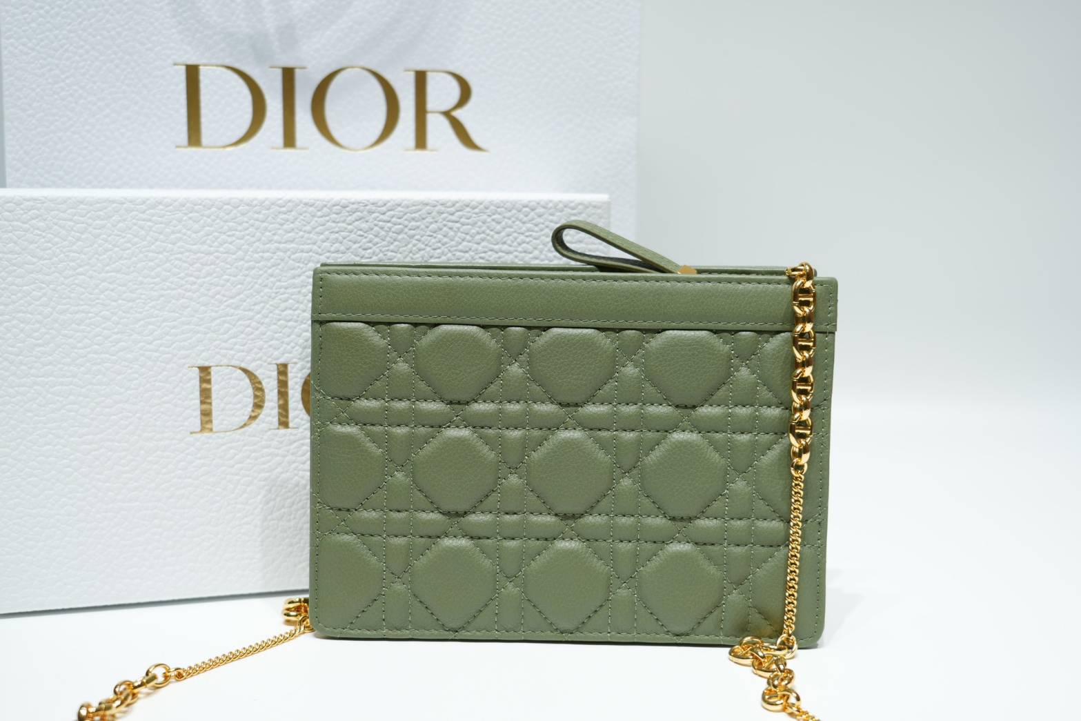 Caro Every Dior Pouch / Dior Clutch Bag Cloud Supple Cannage Leather กระเป๋าทรงคลัชพอช หนังแท้ ทรงเสนห์ผสมผสานดีไซน์ทันสมัยและใช้งานง่ายได้จริงหลายโอกาส เกรดท็อปออริ เทียบแท้ 1:1 ใช้งานต่างประเทศ