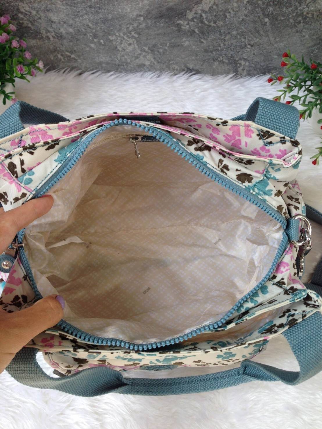 KIpling Felix Large Handbag Bag กระเป๋าถือหรือสะพายสไตล์ลำลองวัสดุ Nylon + Polyester 100% น้ำหนักเบามีหูหิ้วเเละสายสะพายยาวเลื่อนปรับระดับได้ถอดได้ เปิดปิดด้วยซิปสะดวกใช้ โลโก้เเบรนด์ มีช่องแบ่งถึง3ช่องเเยกเป็นสัดส่วน ด้านหน้าและด้านหลังมีช่องใส่ของเปิดปิ