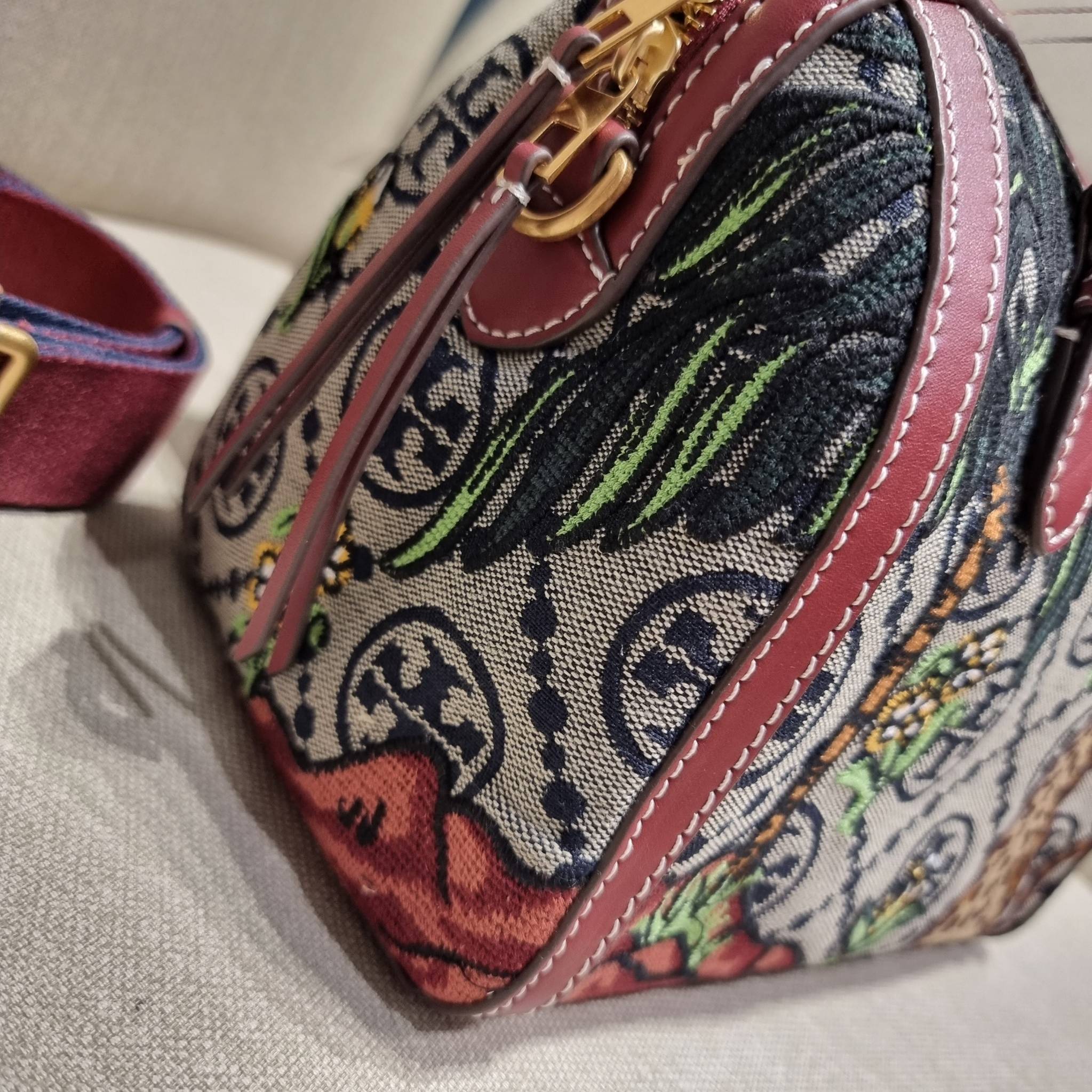 TORY BURCH T MONOGRAM JACQUARD EMBROIDERED DUFFLE คอลใหม่ล่าสุด สวยพร้อมเสิร์ฟแบบไม่ต้องรอพรีฯ ลายโมโนแกรมสุดคลาสสิคที่ถูกดีไซน์รังสรรค์ด้วยงานปักสุดชิค น่าใช้ใจฟูแค่แรกเห็น!! วัสดุ jacquard woven สลับหนังแท้ หูจับในตัว และพร้อมไปเลยกับสายสะพายข้าง ที่จะถ