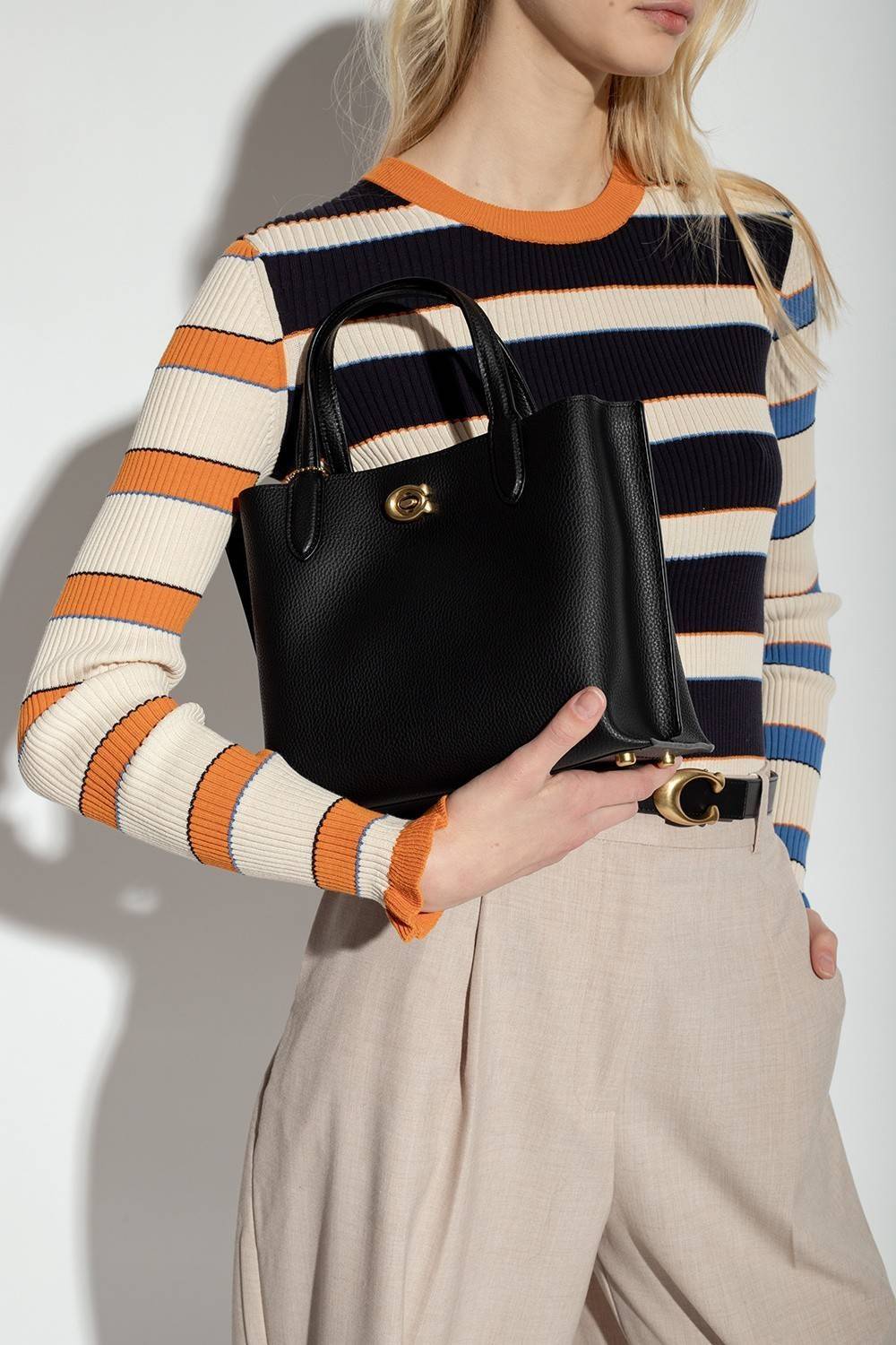 COACH C8561 C8869 WILLOW TOTE 24 IN COLOR BLOCK น้องสาวลุคลูกคุณมาแล้วจ้า กระเป๋าถือ/สะพาย ดีไซน์คัลเลอร์บล็อค ลงตัว เรียบหรู ใบจริงคือผู้ดี๊ผู้ดี ใช่ได้ทุกๆโอกาส วัสดุหนัง pepble อยู่ทรง เปิดปิดด้วยตัวบิดล็อค และอีกฝั่งเป็นกระดุมแม่เหล็ก ภายในโล่งกว้าง ใ