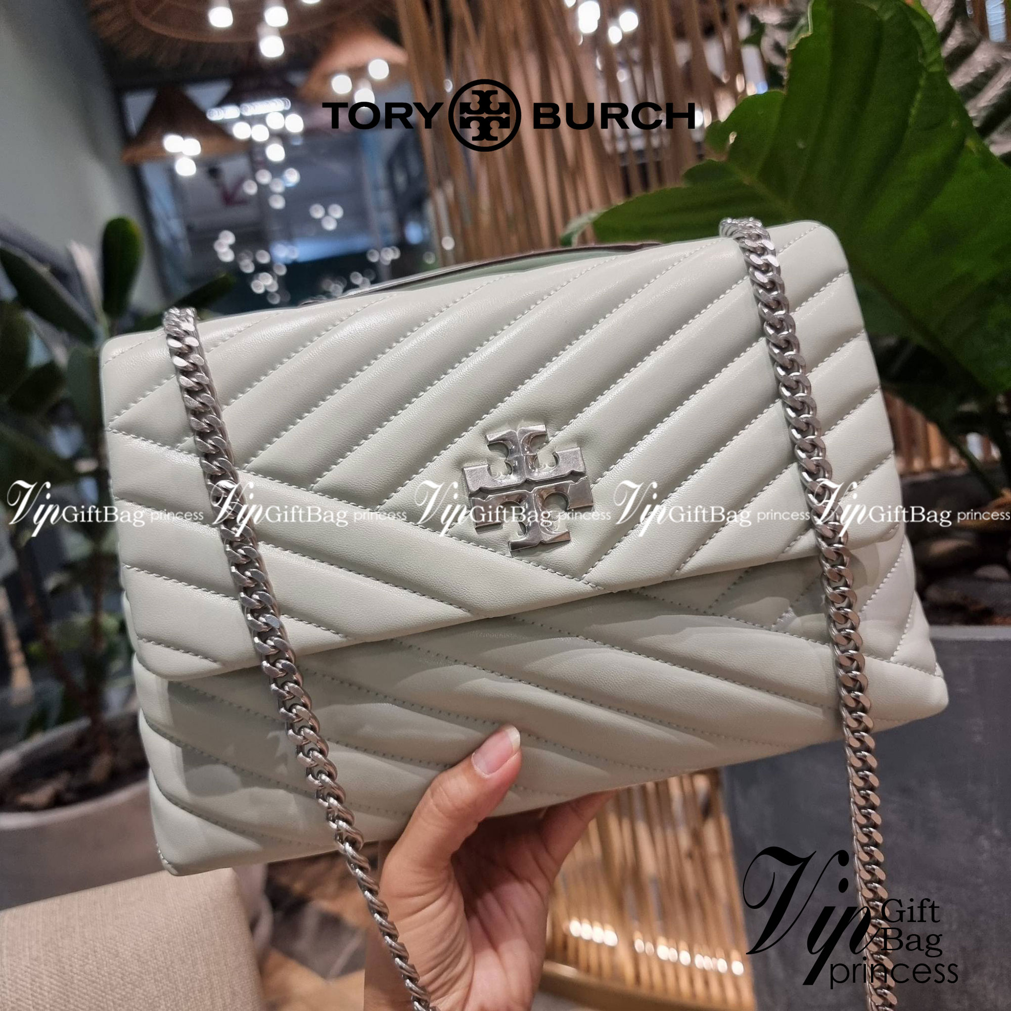 TORY BURCH KIRA CHEVRON CONVERTIBLE SHOULDER BAG กระเป๋าสะพายรุ่นยอดฮิต ไซส์ใหญ่จัดเต็มให้เน้นๆ ใช้ยังไงก็ดูหรู ดีไซน์เฉพาะตัว วัสดุหนังแกะ สัมผัสนิ่ม เปิด-ปิดด้วยกระดุมแม่เหล็ก ภายในเป็นช่องโล่ง แบ่งสัดส่วนไว้ดีมากๆ ใส่กระเป๋าสตางค์ มือถือ เครื่องสำอางค์