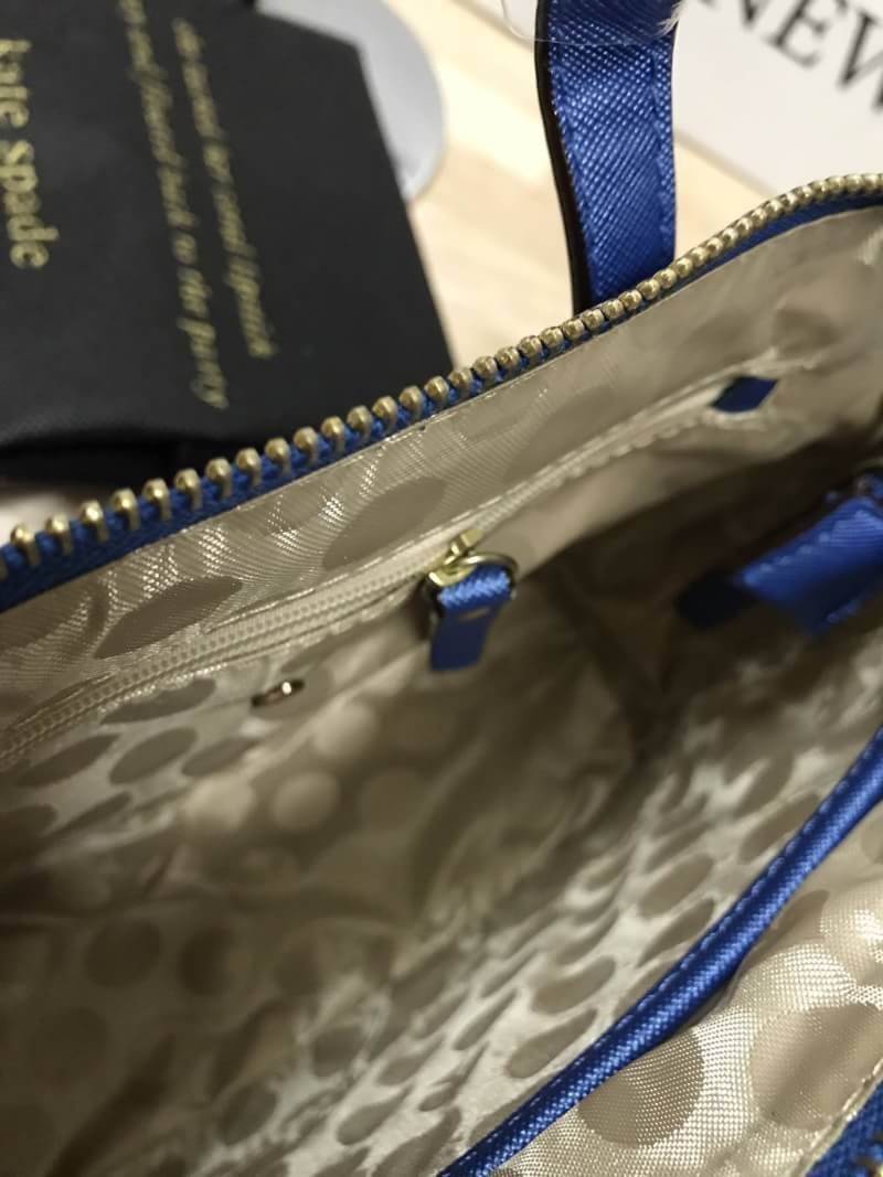 Kate Spade New York Cedar steet Harmony Body Bag กระเป๋าถือหรือสะพาย หนัง Saffiano ความยาวสายโซ่ต่อหนัง100cm. ถอดออกได้ ความสูงของหูจับ14cm ภายในมีช่องซิปและช่องเล็ก มีหมุดรองฐานกันรอย 4 มุม อะไหล่ทองทั้งใบ ขนาดกำลังดี ใส่ของจุกจิก มินิไอแพคได้ค่ะ