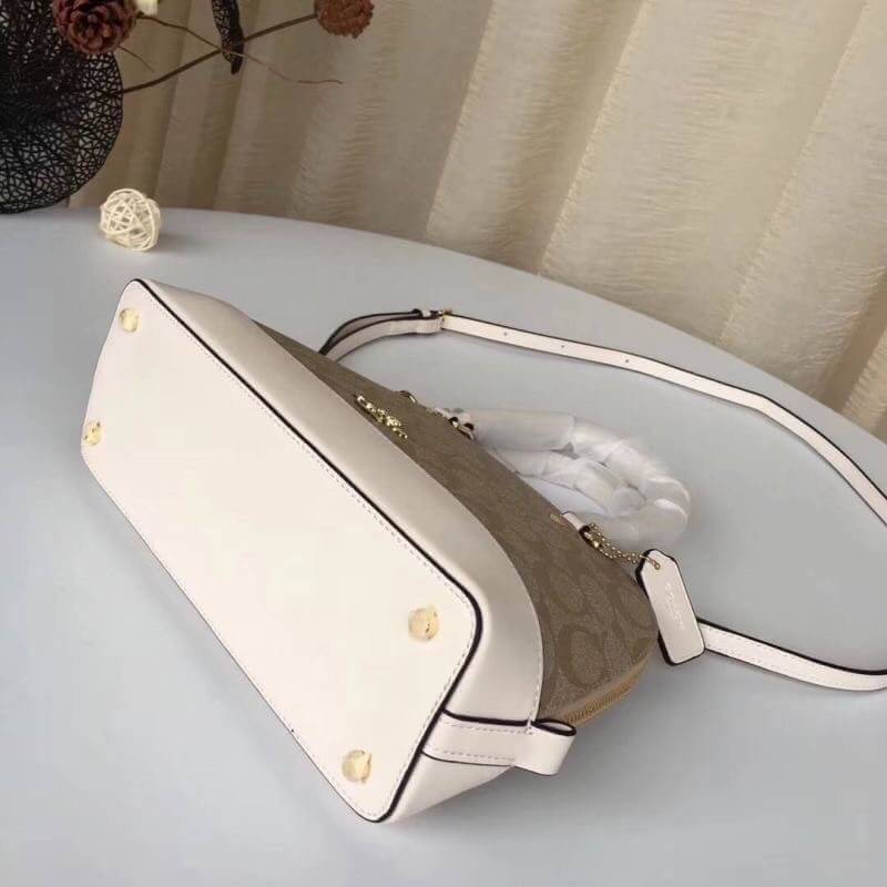 Coach Mini Sierra Signature กระเป๋าถือทรงโดม ภายในกว้างสามารถใส่กระเป๋าเงินเล็ก และมือถือได้ และยังมีช่องซิปเล็ก 1 ช่อง ด้านหลังมีกระเป๋าเล็กเก็บบัตร 1 ช่อง ใครยังไม่มีพลาดไม่ได้แล้วนะคะ