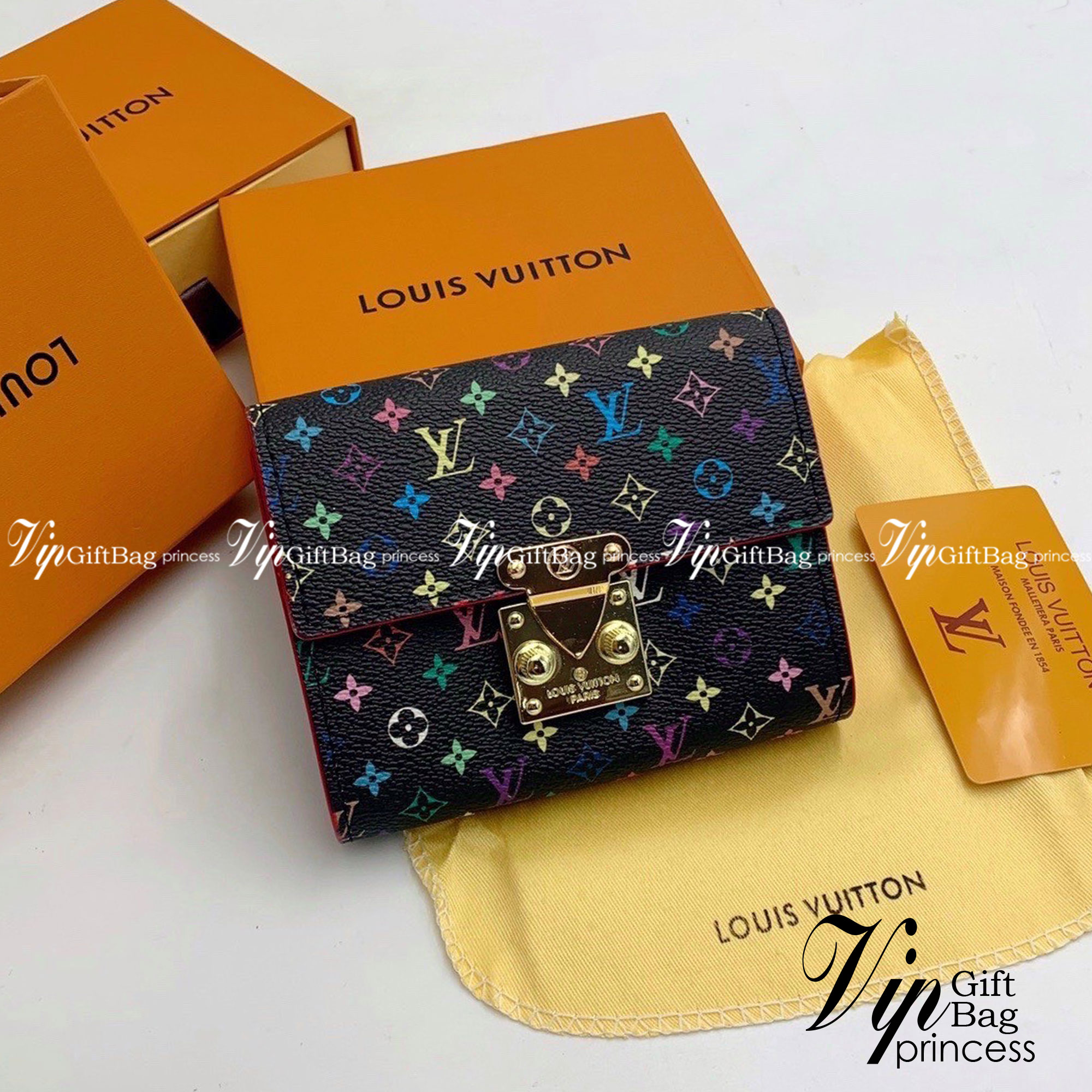 LV Short Wallet กระเป๋าสตางค์ทรงสั้น LV wallet เปิดหน้าอะไหล่ทอง งานสวยหนังดี น่าใช้ งานปั้มแบรนด์ทุกจุด งานจริงสวยเหมือนในรูปค่ะ ได้เวลาเปลี่ยนกระเป๋าสตางค์รับทรัพย์กันแล้ว!! LV wallet กระเป๋าสตางค์รุ่นไอเท็มหายาก ที่สาวๆต้องว้าว!! ใบสั้นขนาดกำลังเหมาะมื