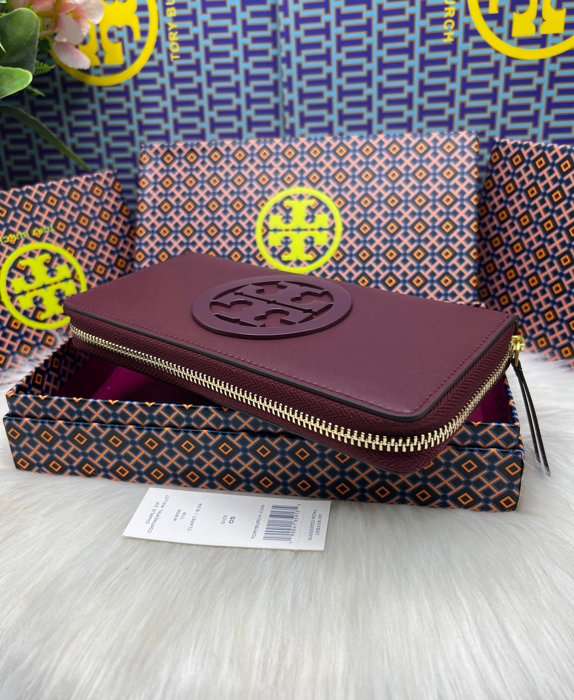 Tory Burch Charlie Zip Continental Wallet / Tory Wallet พร้อมส่ง กระเป๋าสตางค์ใบยาวสุดคลาสสิก ยังความเรียบหรูดูแพงด้วยโลโก้ด้านหน้า เป็นกระเป๋าสตางค์ทรงยาว ที่สามารถใส่บัตรได้หลายใบ