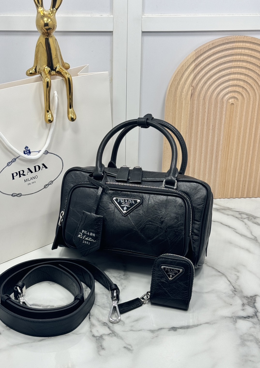 ORI หนังแท้ | Prada Antique nappa leather multi-pocket top-handle bag กระเป๋าสะพายทรง keepall มีช่องซิปด้านหน้าพร้อมหูจับ งานหนังยับดีไซน์เอฟเฟกต์เท็กซ์เจอร์ที่มีเสน่ห์สไตล์วินเทจ พร้อมทริกห้อยเพิ่มสไตล์สัมผัสที่โดดเด่นและร่วมสมัยยิ่งขึ้น