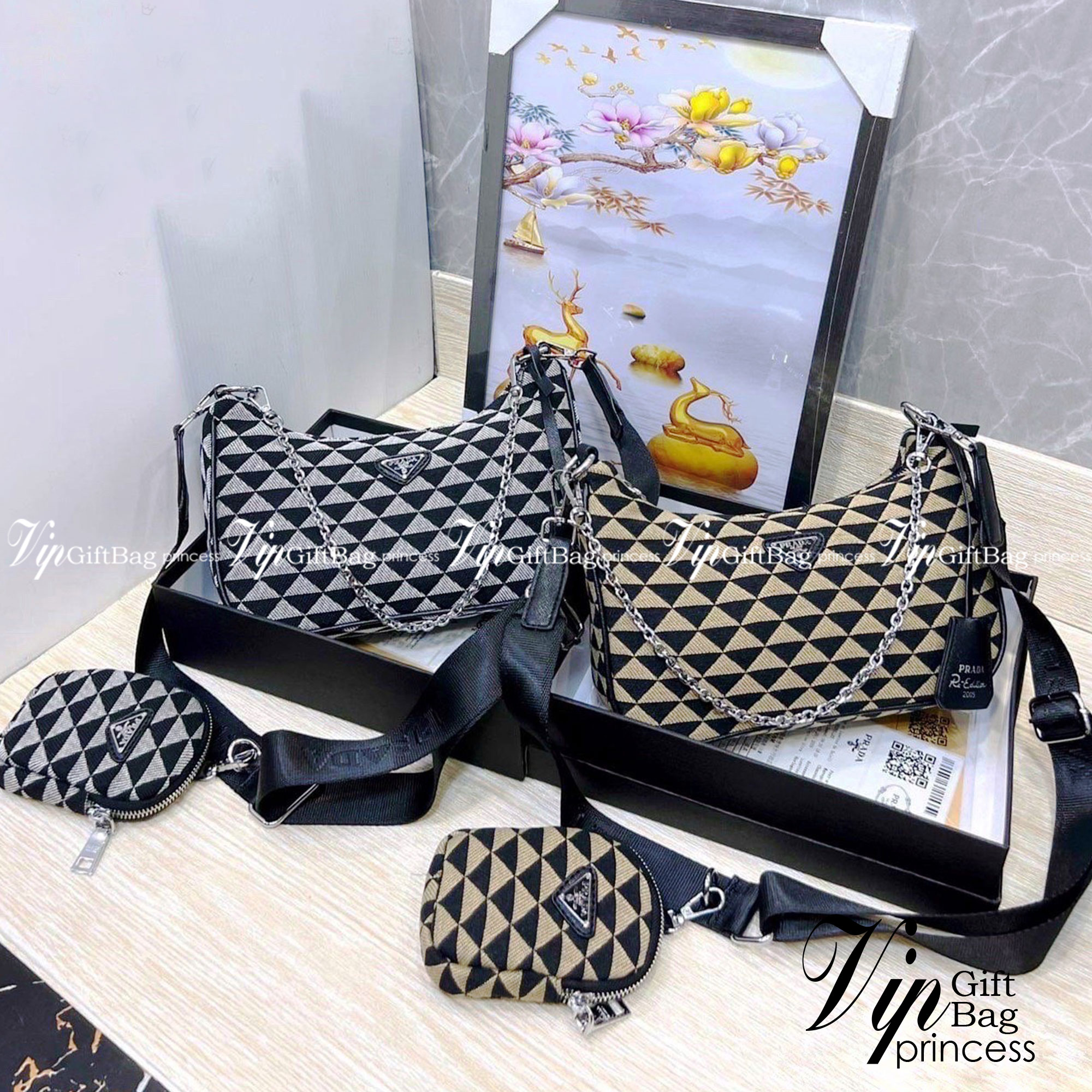 Prada Re-Edition Symbole jacquard Bag กระเป๋าพราด้าสะพายข้าง ลายมาใหม่ อะไหล่สีเงิน แมทง่ายได้ทุกลุค ไอเท็มสุดปัง ที่ฮิตตลอดกาลไม่ว่าจะปีไหนๆ จัดให้ครบทั้งสีขายดีและสีใหม่ล่าสุด ที่สายคุณหนูห้ามพลาด!! กับกระเป๋าสะพายทรงคลาสสิค เหมาะเป็น everyday bag มากๆ 