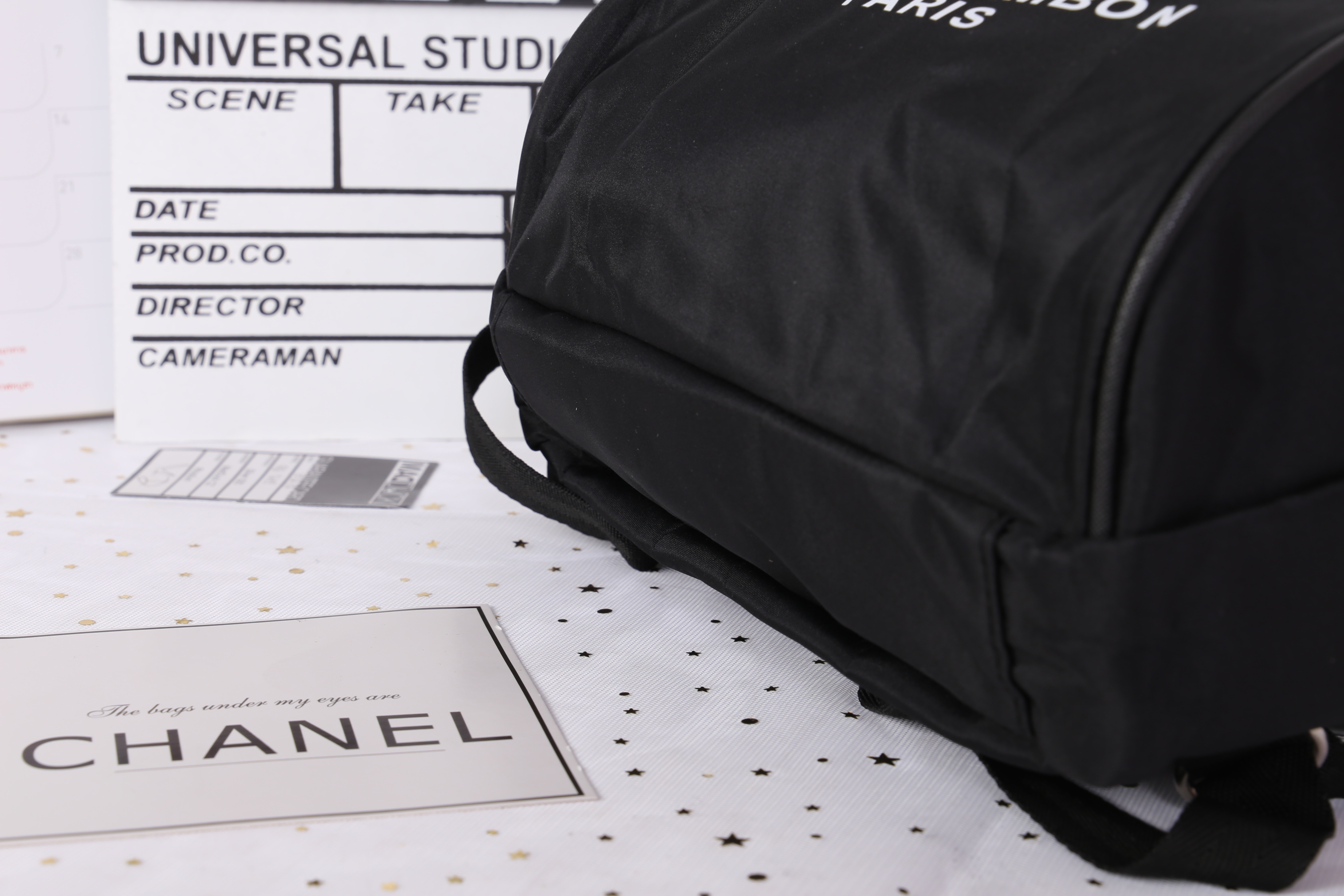 Chanel VIP Gift Rue Cambon Backpack สินค้าเป็นของแท้ 100% ใหม่จากเค้าเตอร์เครื่องสำอาง/น้ำหอมแบรนด์ กระเป๋าเป้ของแท้จาก Chanel VIP Gift Bag วัสดุไนล่อน หัวซิปทำจากหนังปั้มชื่อแบรนด์ ด้านในเป็นช่องกว้าง และมีช่องซิปเล็ก ตัวสายสะพายด้านหลังเลื่อนปรับได้ค่ะ