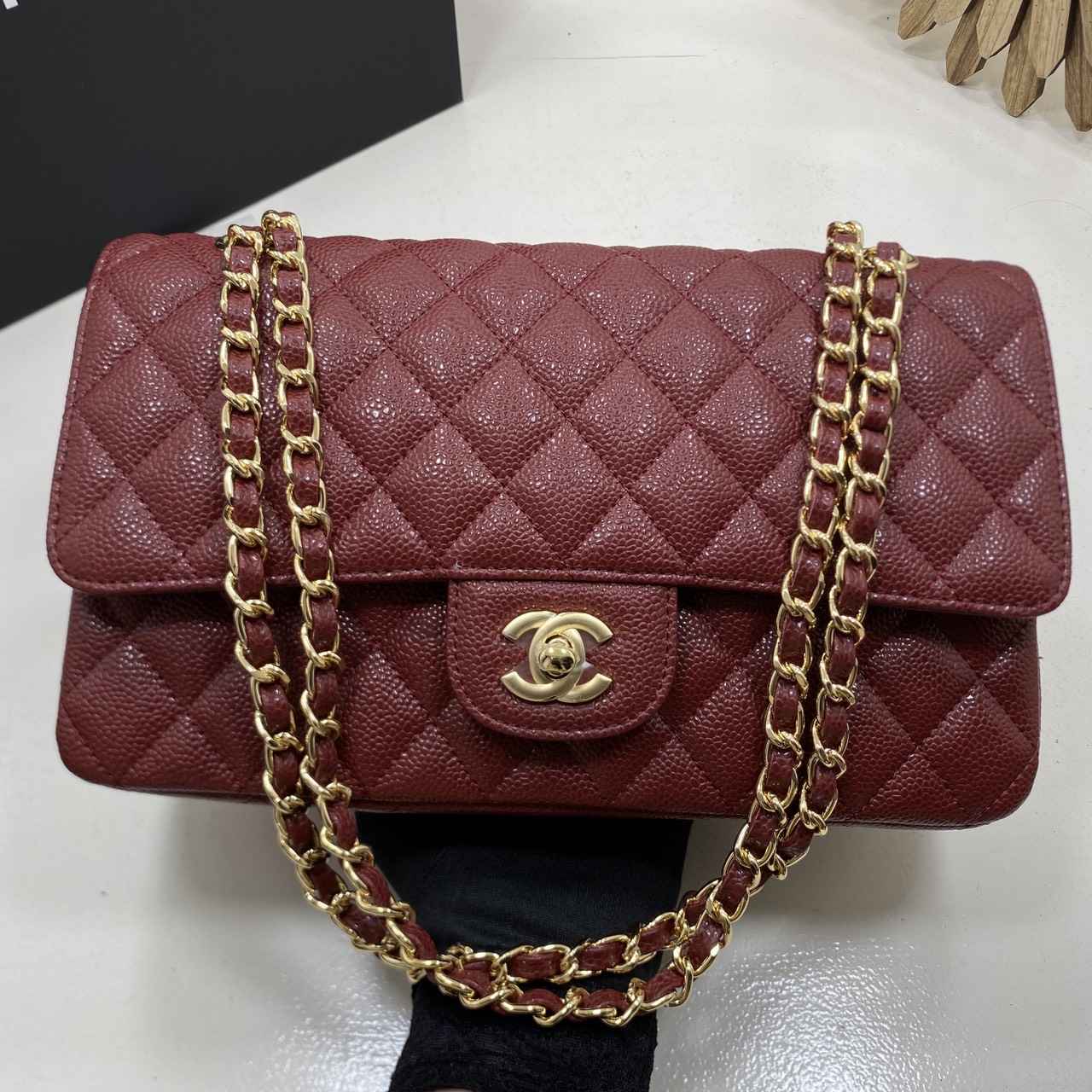 ORI หนังแท้ | CHANEL Classic Medium Flap Bag 25cm กระเป๋าสะพายคลาสสิกรุ่นยอดนิยมตลอดกาล ดีไซน์เรียบหรูหราขับผิว งานหนังแท้ อะไหล่ทองหรูหรา สุดยอดเดอะเบสท์ไอเท็ม