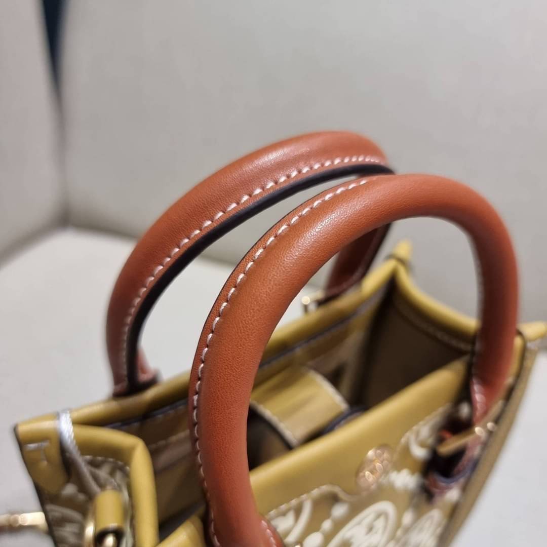 TORY BURCH T MONOGRAM EMBOSSED MINI TOTE สุดหรูกับกระเป๋าสะพายทรงโท้ท ไซส์มินิ ที่สร้างความหรูหราให้ตัวกระเป๋าด้วยดีเทลลายนูน แต่งแต้มลวดลายเอกลักษณ์ สีลูกคุณมากๆ!! วัสดุหนังแท้ ผิวสัมผัสดี ปากกระเป๋ามีแถบแม่เหล็กกันของหล่นได้ ภายในโล่ง ใส่ของจำเป็นได้ โท