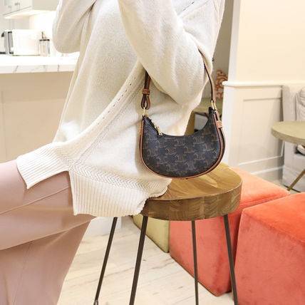 CELINE MINI AVA IN TRIOMPHE CANVAS AND CALFSKIN สวยเกินต้านกับน้องมินิ รุ่นสุดปัง ที่ใครเห็นก็ต้องว้าว กับกระเป๋าสะพายไหล่ ไซส์มินิ น้องน่ารักม้ากกก!! ไม่ไหว!! รูปทรงที่ไม่เหมือนใคร ใช้งานง่าย วัสดุหนังแคนวาสตัดสลับหนังแท้ สวยลงตัว รูดเปิด-ปิดด้วยซิป สายส