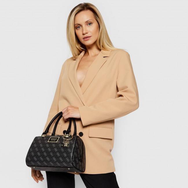 Guess Handbag with Small Shoulder Strap Tyren SG796605 New collection!! Guess ทรงหมอน ขนาดเล็ก ลายซิกเนเจอร์แบรนด์ ทรงหมอนยอดฮิต มีให้เลือก 5 สี สีสวยคลาสสิก เข้ากับง่ายกับทุกชุด ปิด/เปิด ด้วยซิป ภายในโล่งกว้าง แยกเป็นสัดส่วนใช้งาน ซับในตราแบรนด์ ใส่กระเป