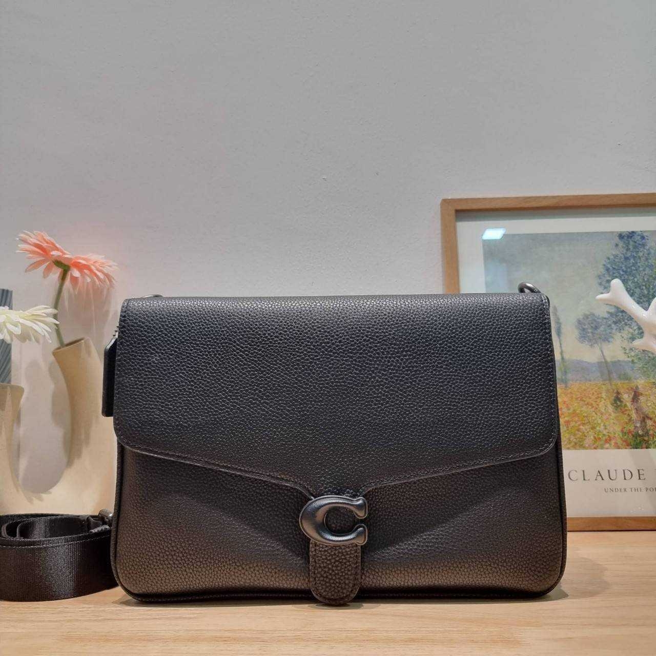 COACH Soft Tabby Messenger In Signature Canvas C8430 CH769 ไอเท็มที่หนุ่มๆต้องไม่พลาด กระเป๋าทรงแมสเซนเจอร์ใบใหญ่กำลังพอดี พร้อมด้วยสายสะพาย 2 เส้น