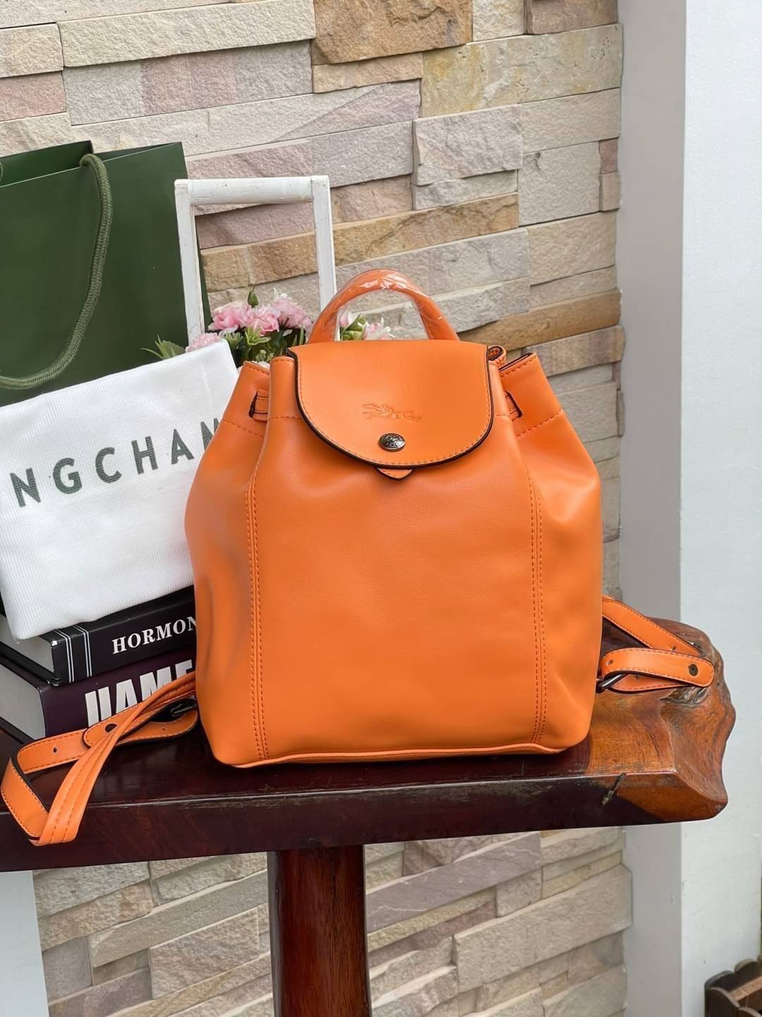 Longchamp Le Pliage Cuir Xs Leather Backpack แบรนด์ติดเทรนด์ตลอดไม่เคยเปลี่ยนกับ ทรง Le Pliage Cuir หนึ่งในตระกูลกระเป๋าสุดไอคอนิกจากแบรนด์ เมื่อรุ่น Le Pliage Cuir ในรูปแบบของหนังแกะ Metis ได้ถือกำเนิดขึ้นในปี 2012 เป้ที่มีการจัดการปรับดีไซน์ให้มีขนาดกำล