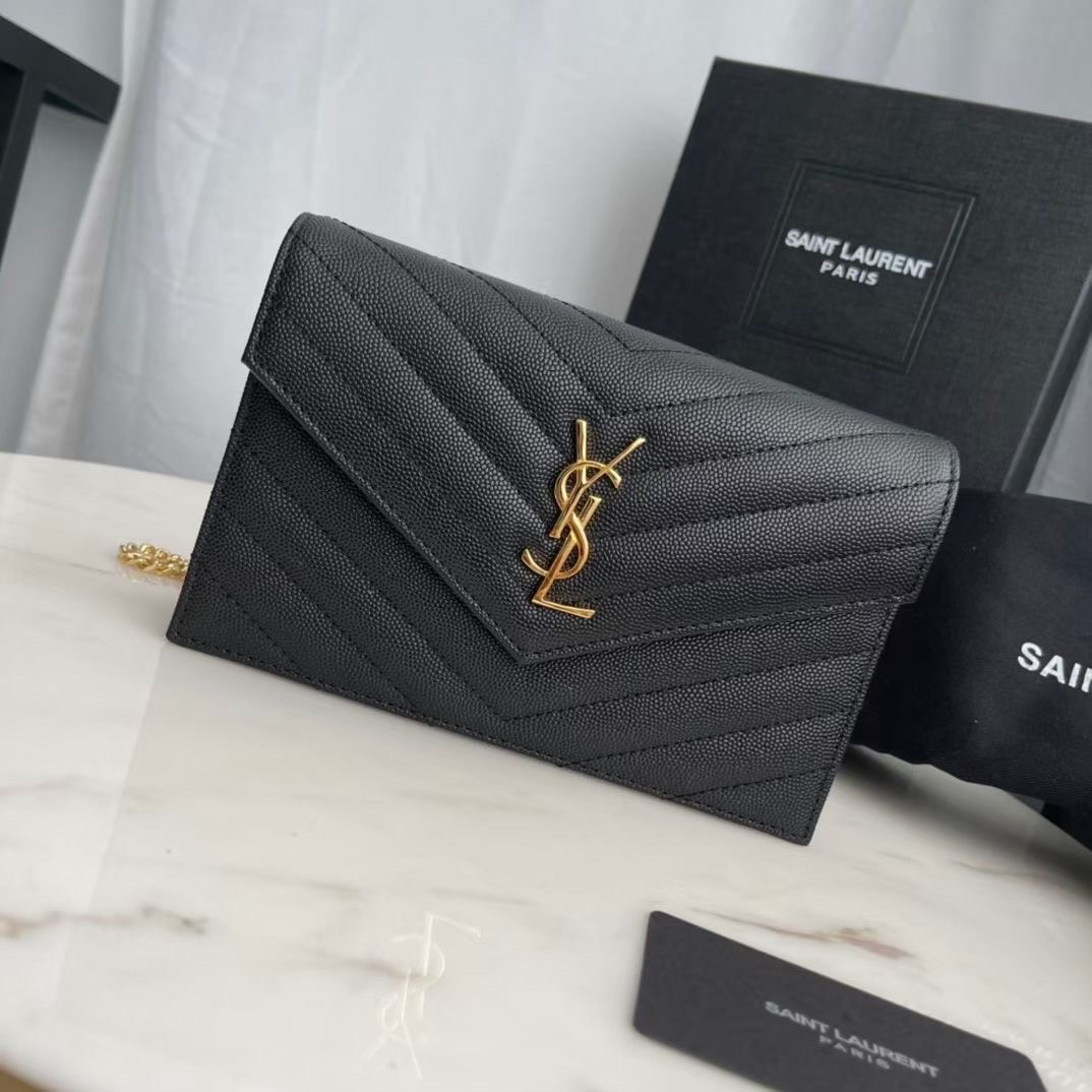VIP 】หนังแท้ YSL Saint Laurent Envelope WOC 7.5” กระเป๋าเงิน wallet on chain ที่มาพร้อมสายสะพายแบบโซ่ ขนาด 7.5” หนังวัวติดโลโก้ YSL มีทั้งอะไหล่เงิน ทอง และดำ ด้านในมีช่องซิป และช่องใส่การ์ด 6 ช่อง เรียบหรู คลาสสิคมากๆ เลยค่ะ
