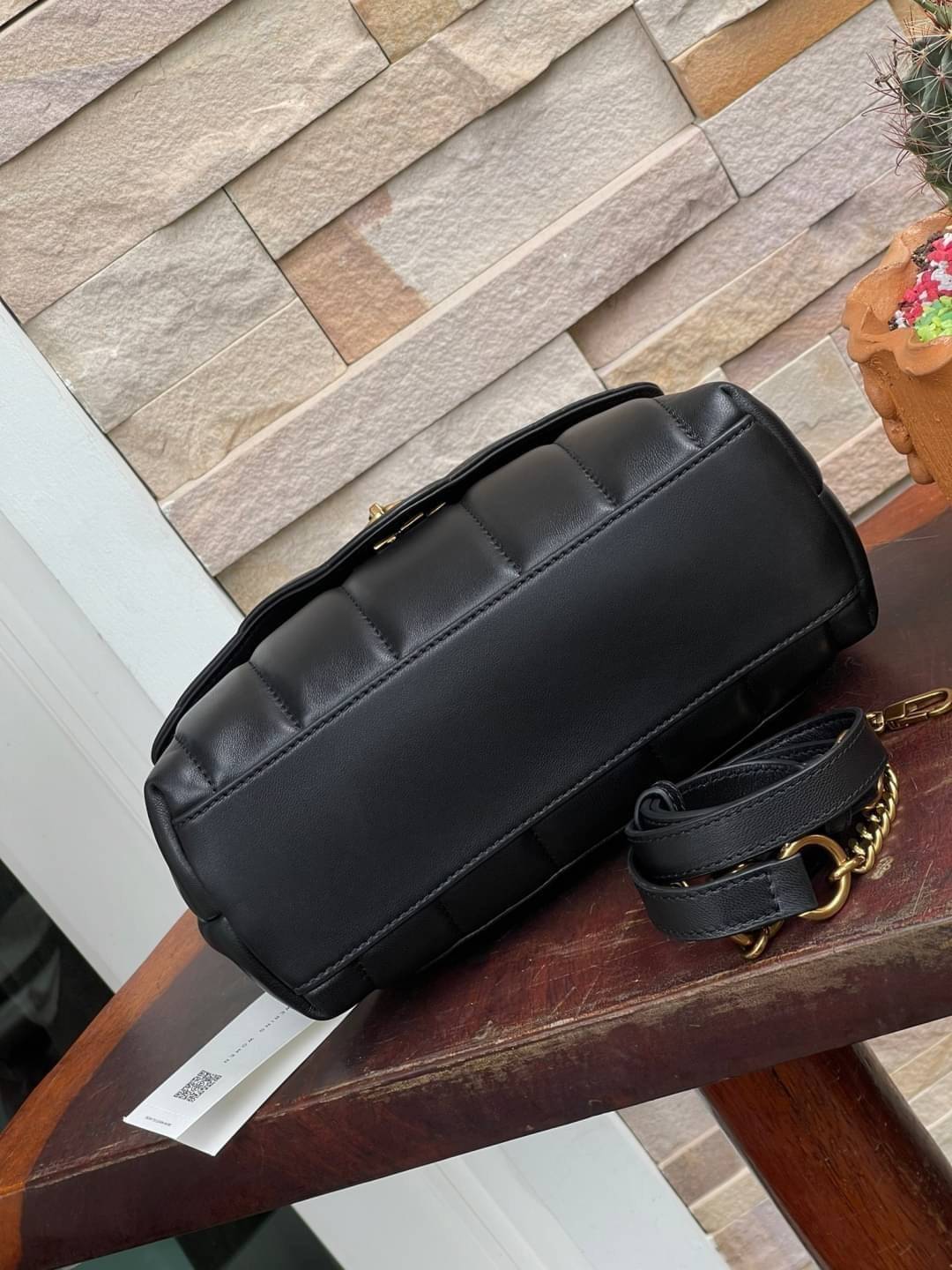 OUTLET 】Tory Burch Kira Top Handle Satchel มี2ขนาด Small/Medium กระเป๋าทรงใหม่ล่าสุดจากรุ่นคิร่า (Kira) มาในเทคนิคตัดเย็บควิลท์แนวขนาน ใช้วัสดุหนังเงานุ่ม สะท้อนแรงบันดาลใจแบบนิวยอร์กจากเบาะหนังในรถคลาสสิค Hardwareสีทองสวยหรู และจุดเด่นอีกรุ่นคิร่าคือความ