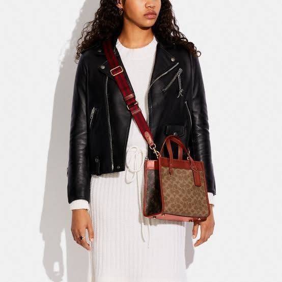 COACH FIELD TOTE 22 WITH HORSE AND CARRIAGE PRINT (C3866)ðāļāļĢāļ°āđāļāđāļēāļāļ·āļ āļāļĢāļ°āđāļāđāļēāļŠāļ°āļāļēāļĒ Unisex āļāļĢāļ TOTE āļŠāļļāļāļŪāļīāļ āļāļĩāđāļŪāļīāļāļāļąāļāļĄāļēāļāļāļąāđāļāļāļēāļĒāđāļĨāļ°āļŦāļāļīāļ// āļ§āļąāļŠāļāļļāļŦāļāļąāļāđāļāļāļ§āļēāļŠāļāļļāļāļ āļēāļ āļāļŠāļĄāļŦāļāļąāļāđāļāđāļāļĒāđāļēāļāļāļĩ āļāļĒāļđāđāļāļĢāļ āļŠāļļāļāļŠāļ§āļĒ āđāļāļāđāļāđāļāļāđāļ§āļĒāļĨāļēāļĒ C Signature āļāļĩāđāđāļāđāļāđāļāļāļĨāļąāļāļĐāļāđ// āļāđāļēāļāđāļāđāļĨāđāļāļāļ§