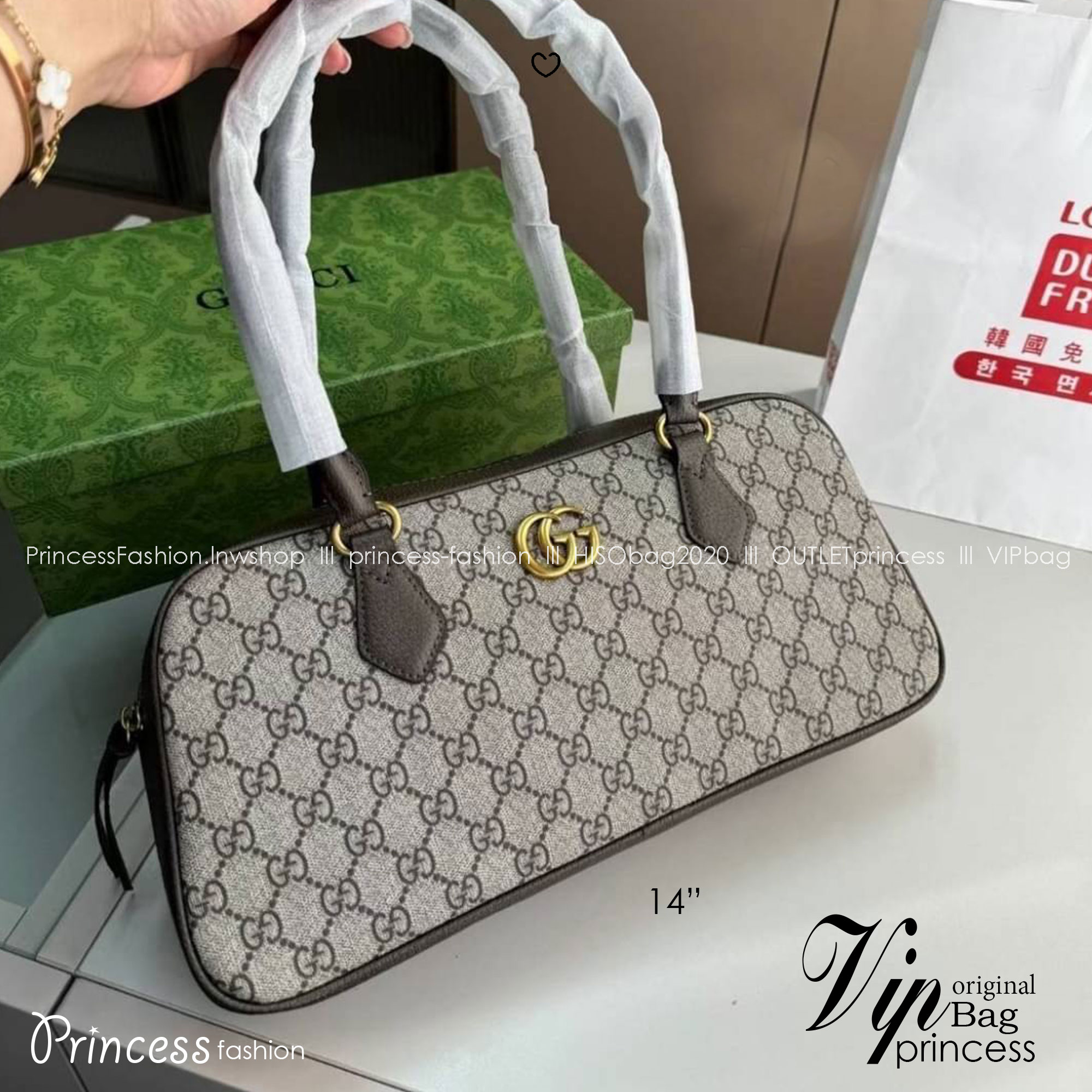 GUCCI Ophidia GG Top Handle Bag กระเป๋าสะพายคลาสสิค คลาสซี่กับคอลใหม่ กระเป๋าสะพายไหล่ที่มาแรงสุดๆในตอนนี้ ใช้ง่ายสะพายสะดวก หูสะพายในตัวแบบยาว ภายในเป็นช่องโล่ง รูปทรงเรียบหรู พิมพ์ลายโมโนแกรมเต็มใบ แต่งอะไหล่สีทองโลโก้ GG ตอบโจทย์และแมทช์ได้ทุกลุค