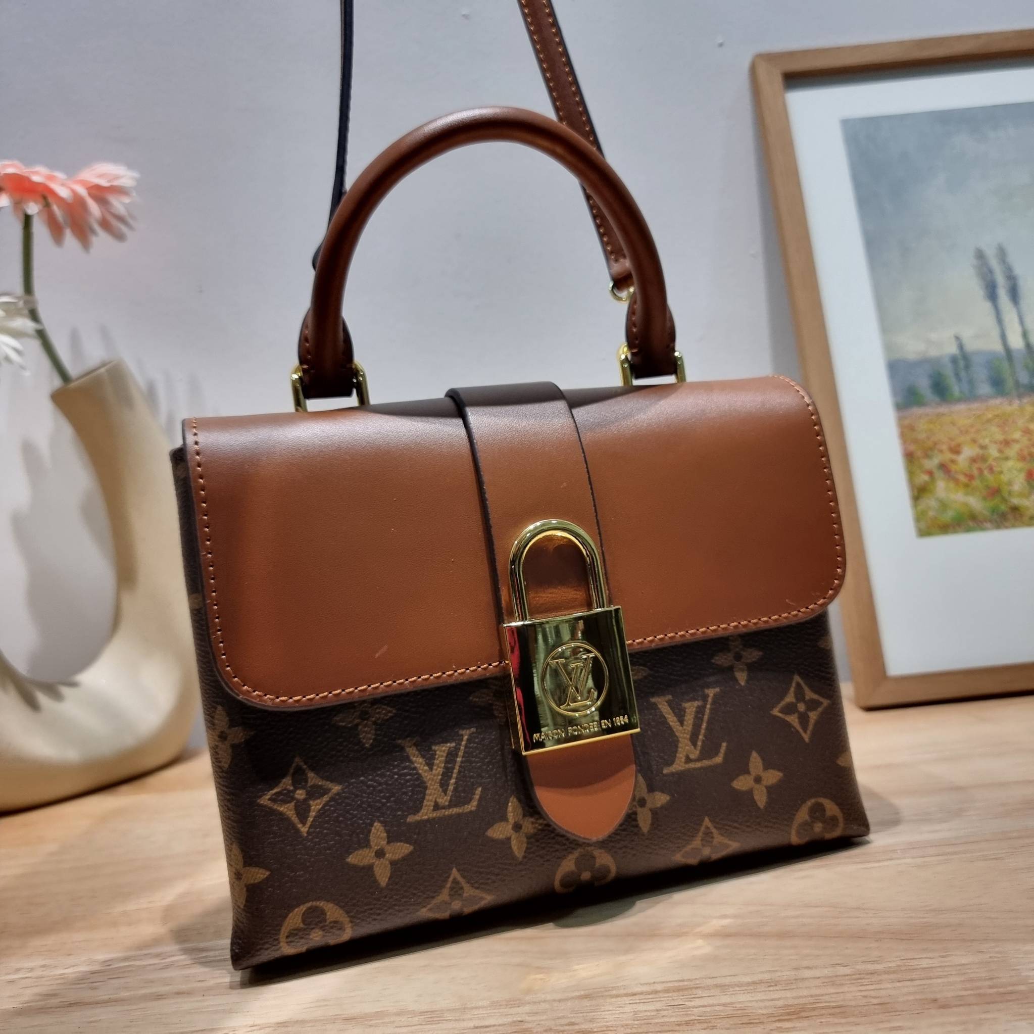 LV LOCKY BB MONOGRAM กระเป๋าสะพายข้าง ดีไซน์หรู ใหม่ล่าสุด สวยถึงบ้านได้ก่อนใคร มีใช้เลิศๆทันปีใหม่แน่นอน คุ้มที่สุด โดดเด่นด้วยอะไหล่ดัมมี่รูปกุญแจสีทอง