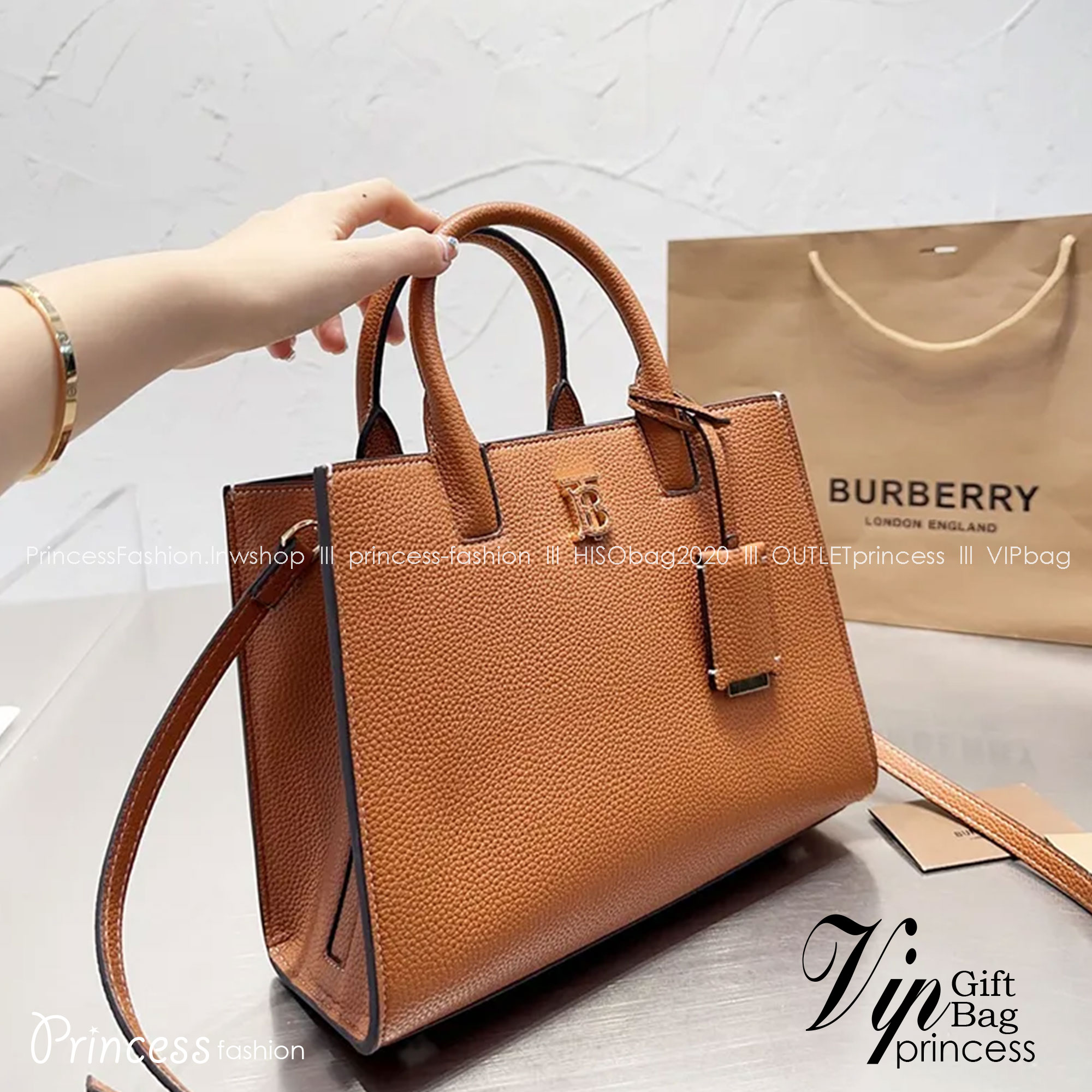 Burberry Small Frances Tote Bag / Burberry Tote Bag สวยหรูดูดีเกินต้าน กับกระเป๋าถือทรงสวย ดีไซน์ผู้ดีเรียบหรู ถือขับผิวไปเลยทุกสี สวยคม มาพร้อมหูจับในตัว พร้อมสายสะพายยาว งานจริงดีงาม สาวๆได้ไปรับรองประทับใจแน่นอนจ้า
