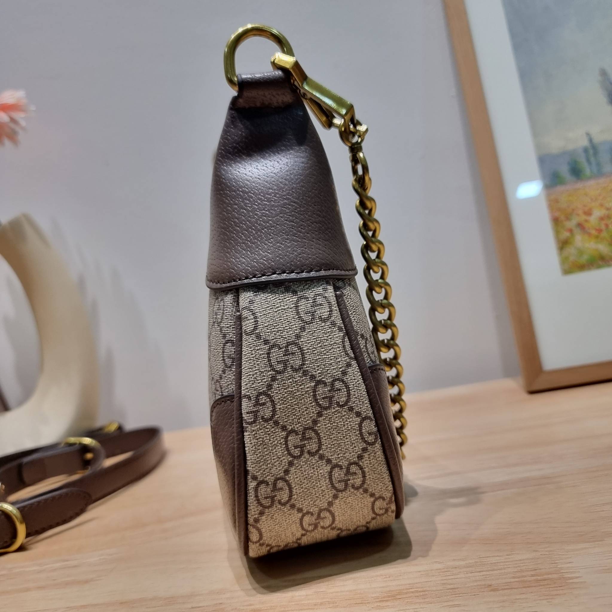 GUCCI Aphrodite small shoulder bag / GC crossbody pouch bag กระเป๋าสะพายทรงคลาสสิค ดีไซน์ย้อนยุคผสานความโมเดิร์นด้วยรูปทรงพอช ที่ใช้งานได้ทุกสไตล์ วัสดุหนังแคนวาส ทนทาน ภายในกระเป๋าเป็นช่องโล่ง สายสะพายมีลูกเล่นหลากหลาย มีให้ทั้งแบบโซ่คล้องไหล่ สายหนังที่