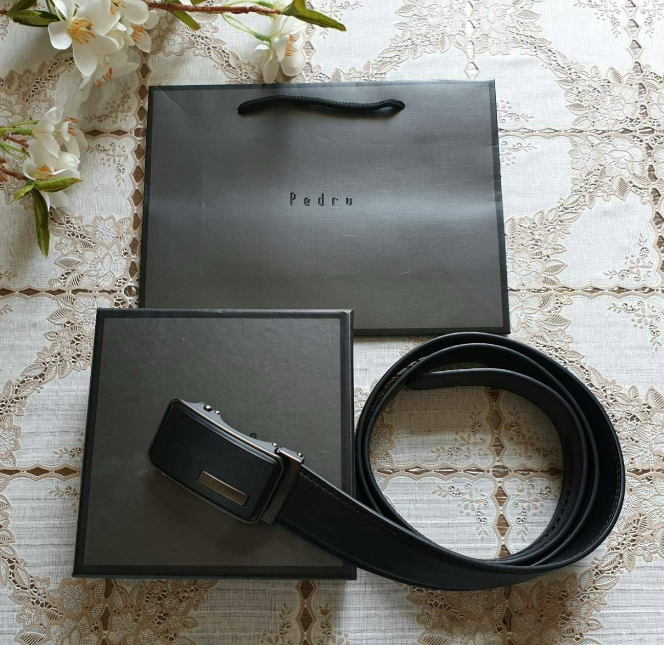 PEDRO MEN LEATHER BELT (Free Size) เข็มขัดหนังจาก PEDRO MEN หัวเข็มขัดโลหะ โลโก้แบรนด์ที่หัวเข็มขัด คุณภาพดีตามแบบฉบับของแบรนด์ สายเข็มขัดหนังเรียบสีดำ สายปรับใช้เข้าได้กับทุกชุด มาพร้อมกล่องและถุงกระดาษแบรนด์มอบเป็นของขวัญได้นะคะ