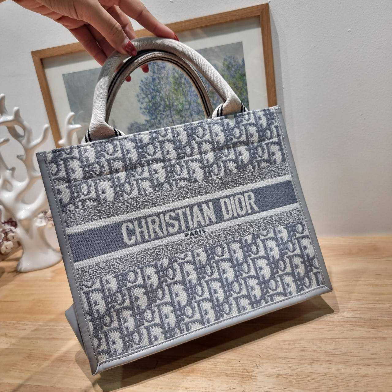 Dior small book tote bag กระเป๋าทรงโท้ทสุดฮิต ไซส์เล็ก ดีไซน์ใหม่ล่าสุด ที่มีทั้งความละมุนและหรูหรา
