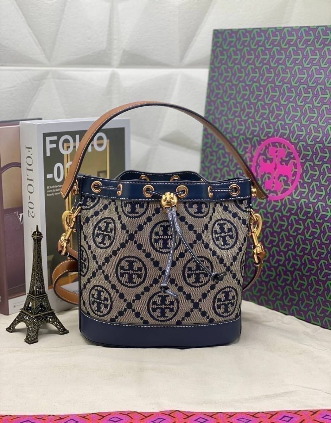 Medium Tory Burch T Monogram jacquard bucket bag กระเป๋าทรงบัคเก็ตลายโมโนแกรม ที่ได้รับแรงบันดาลใจมาจากโลโก้สุดคลาสสิก กลับมาอีกครั้งในรูปแบบของ ลวดลาย T Monogram ที่ผสมผสานความร่วมสมัยเข้ากับความเป็นเอกลักษณ์ของแบรนด์เข้าไว้ด้วยกัน