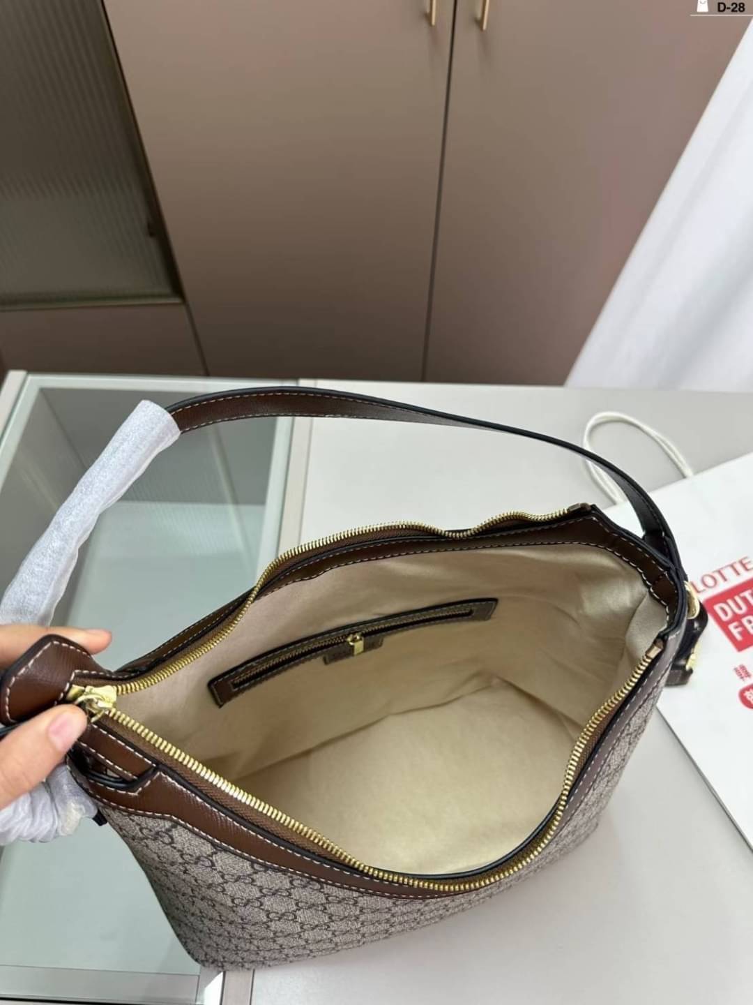 GUCCI GG Supreme Monogram Linea A Hobo Brown กระเป๋าทรงโฮโบวินเทจใบใหญ่ จุของได้เยอะ ลายโมโนแกรมคมชัด ตกแต่งกระเป๋าด้านหลังเพิ่มกิมมิกสวยน่าสนใจ เป็นอีกใบที่เรียบหรูดูแพง