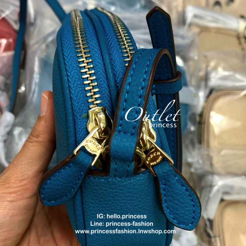 สีแดง ดำ ฟ้า COACH FACTORY OUTLET CROSSBODY POUCH IN PEBBLE LETHER BAG กระเป๋าสะพาย Crossbody วัสดุหนังแท้ลายโทโก น่าใช้มากๆ กระเป๋าแบบ 2 ซิป สามารถใส่มือถือได้ทุกรุ่น, พาสปอร์ต กระเป๋าสตางค์ใบสั้นของจำเป็นได้ครบ มีช่องเสียบบัตรให้ด้วย สายสะพายเลื่อนปรับร