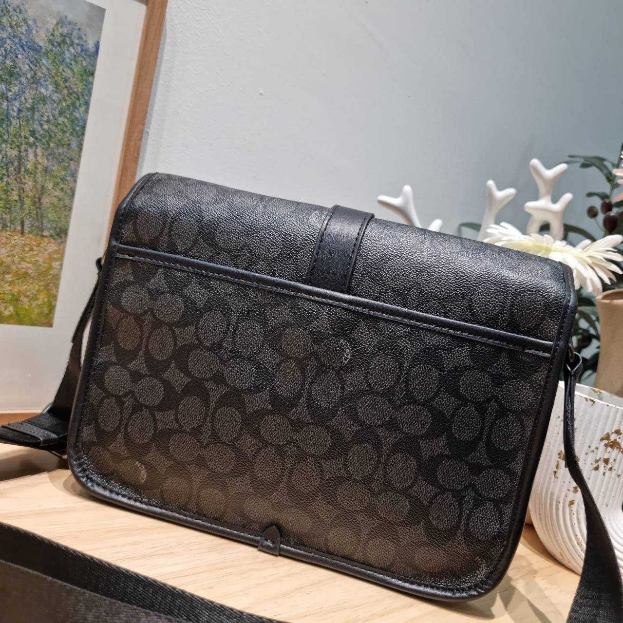 COACH CU202 LEAGUE MESSENGER BAG IN SIGNATURE CANVAS กระเป๋าสะพายทรง messenger สุดฮอต ที่ดีไซน์รูปแบบให้สปอร์ตขึ้น และหรูขึ้น แต่ยังคงคลาสสิค ขนาดใบใหญ่กำลังดี