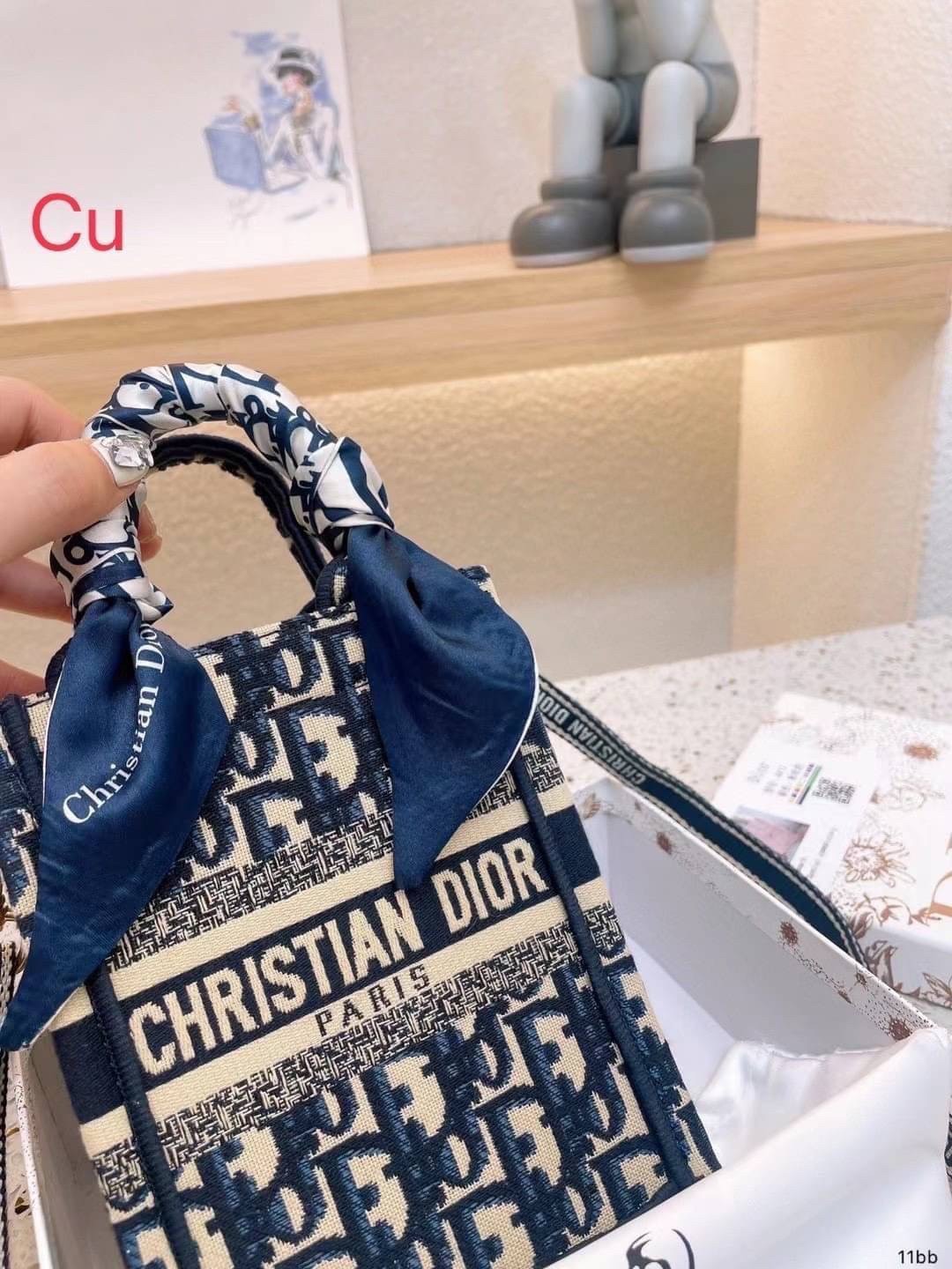 DIOR Mini Book Tote Phone Bag กระเป๋าสะพายทรงมินิโท้ท Shopping พร้อมสายสะพายสวยคลาสสิคถอดได้ ถือหรือสะพายได้ พกพาสะดวก ใช้งานง่ายสุดๆ วัสดุงานทอละเอียดคุณภาพดี ภายในเป็นช่องโล่ง ใบจริงงานสวยเกินเบอร์!! สวยงามเกินราคา ไม่ผิดหวังจ้า
