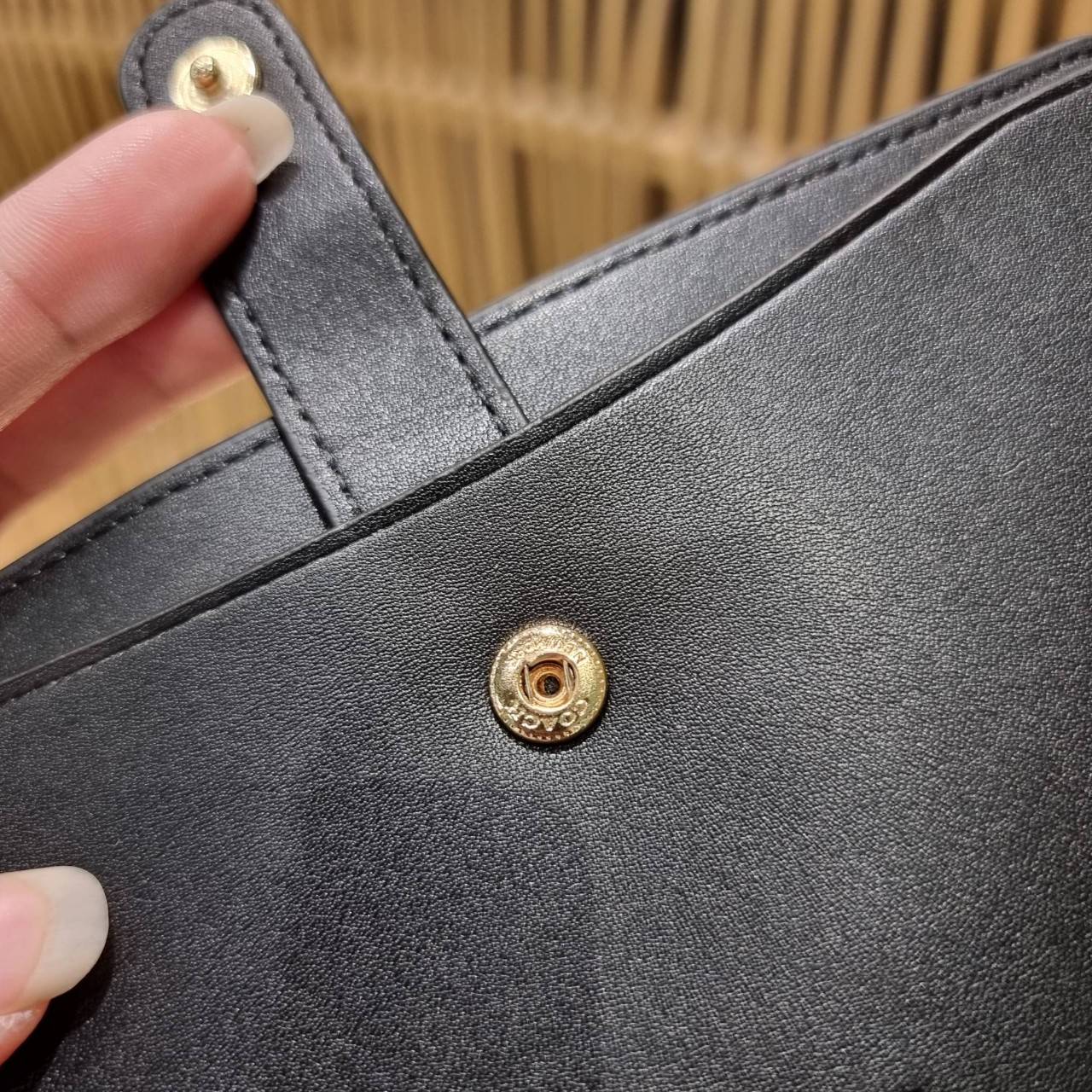 พร้อมส่ง 7 สี COACH C2874 TECH WALLET IN COLORBLOCK SIGNATURE CANVAS จัดให้สีใหม่ก่อนใคร!! ดีไซน์ใหม่ คอลเลคชั่นสวยหรู กระเป๋าสตางค์พร้อมสายคล้องมือ ง่ายต่อชีวิตมากจ้า!! มันดีอะไรเบอร์นี้ ใส่ได้ทั้งบัตร และโทรศัพท์ก็ใส่ได้ทุกรุ่น แถมยังมีช่องซิปแยกไปอีก ช