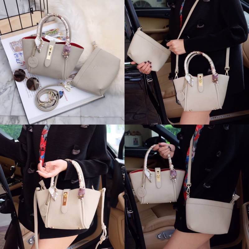 ยูฮู้ !! ทรงตะกร้า Jessy Come back again กับ New version รอบนี้ เพิ่ม Gimmick ด้วยผ้าพันหูกระเป๋าเข้า Set ยังคงความ cute ใช้งานง่ายเหมือนเดิม แถม!! กระเป๋าใบเล็กด้านใน แยก ออกมาสะพายได้อีกด้วย **ซื้อ1ได้2 **คุ้มที่สุด