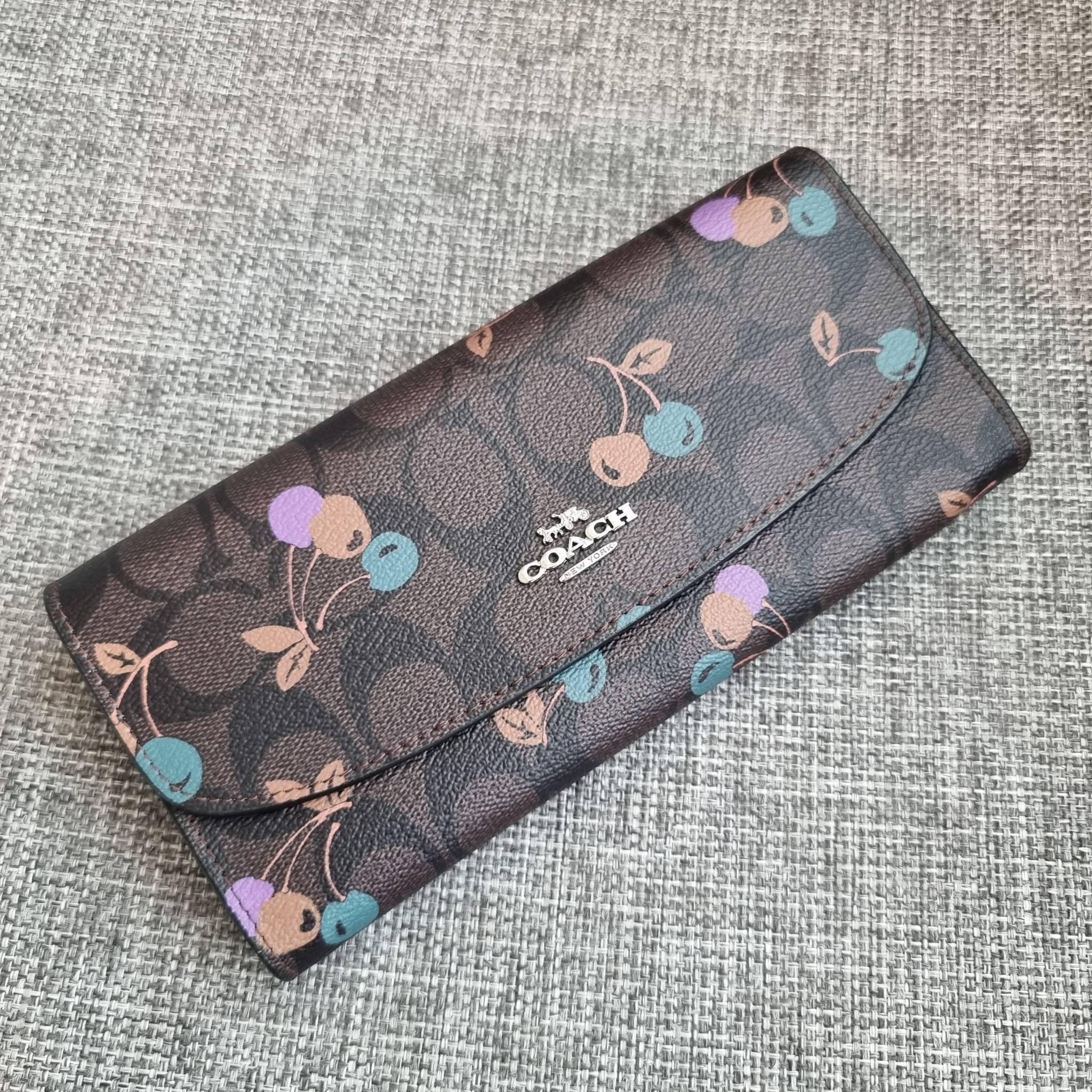 OUTLET 】COACH F31562 SLIM ENVELOPE WALLET IN SIGNATURE CANVAS WITH CHERRY PRINT คอลเลคชั่นใหม่ล่าสุด ต้อนรับนิวเยียร์ไปเลย!! 🍒🎊 กระเป๋าสตางค์รุ่นขายดี ทรงจดหมายรุ่นฝาพับ ดีไซน์ลายเชอร์รี่ น่ารักสดใส วัสดุหนังแคนวาสเคลือบลาย ภายในใส่มือถือไ