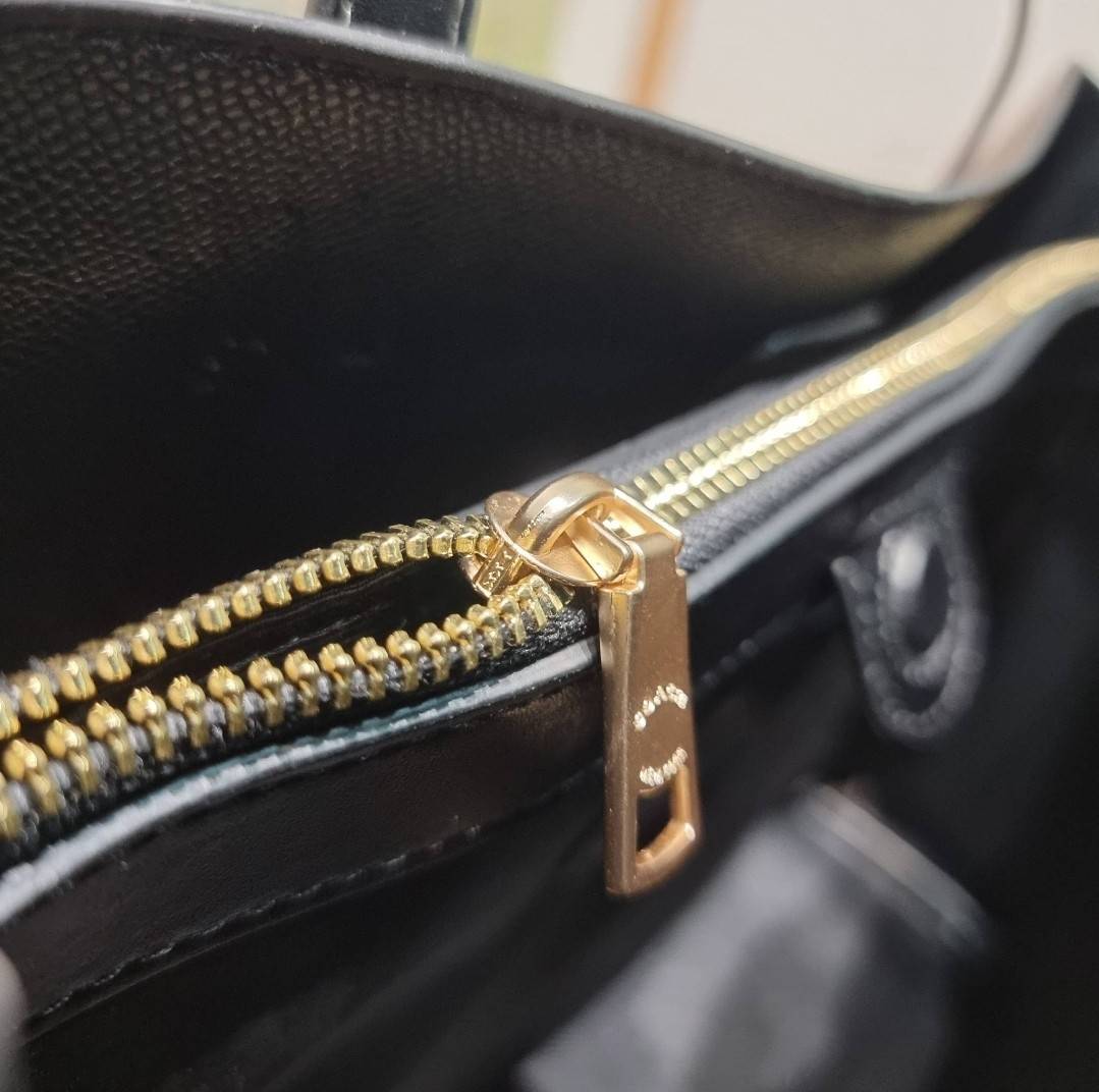 COACH HANNA CARRYALL IN SIGNATURE CANVAS / CH187 / CH195 / CH542 น้องใหม่ เรียบหรู ดูแพง กับกระเป๋าถือ/สะพายทรงสวย คงความคลาสสิค ดีไซน์ตกแต่งสายคาดจับจีบข้างกระเป๋าเพิ่มดีเทล มาพร้อมหูจับในตัว