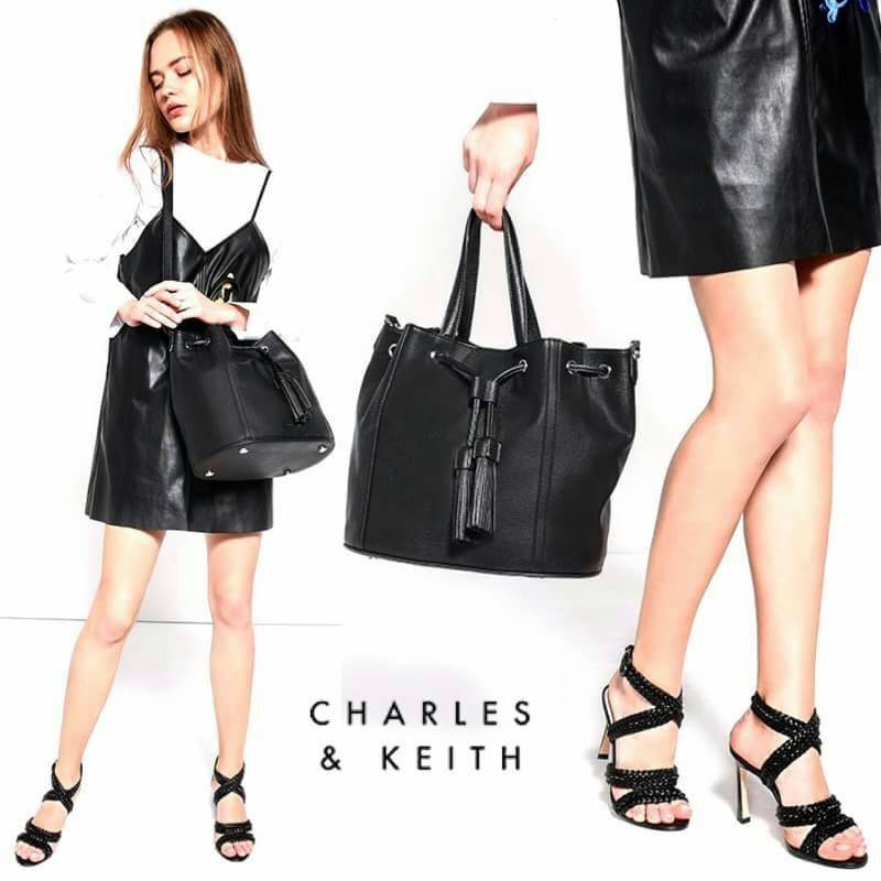 CHARLES & KEITH TASSEL DRAWSTRING BAG กระเป๋าถือหรือสะพายหนังนิ่มสวย น้ำหนักเบา ดีไซน์โดดเด่น ที่หูรูด Drawstring ประดับพู่ สามารถถือหรือสะพายได้ 2 ทรง ไม่จำเจ ปั๊มโลโก้ด้านหน้า ภายในมีช่องซิปเเละช่องเล็กใส่ของ ฐานเสริมอย่างดีใส่ ipad / iphone ของใช้ได้จุ