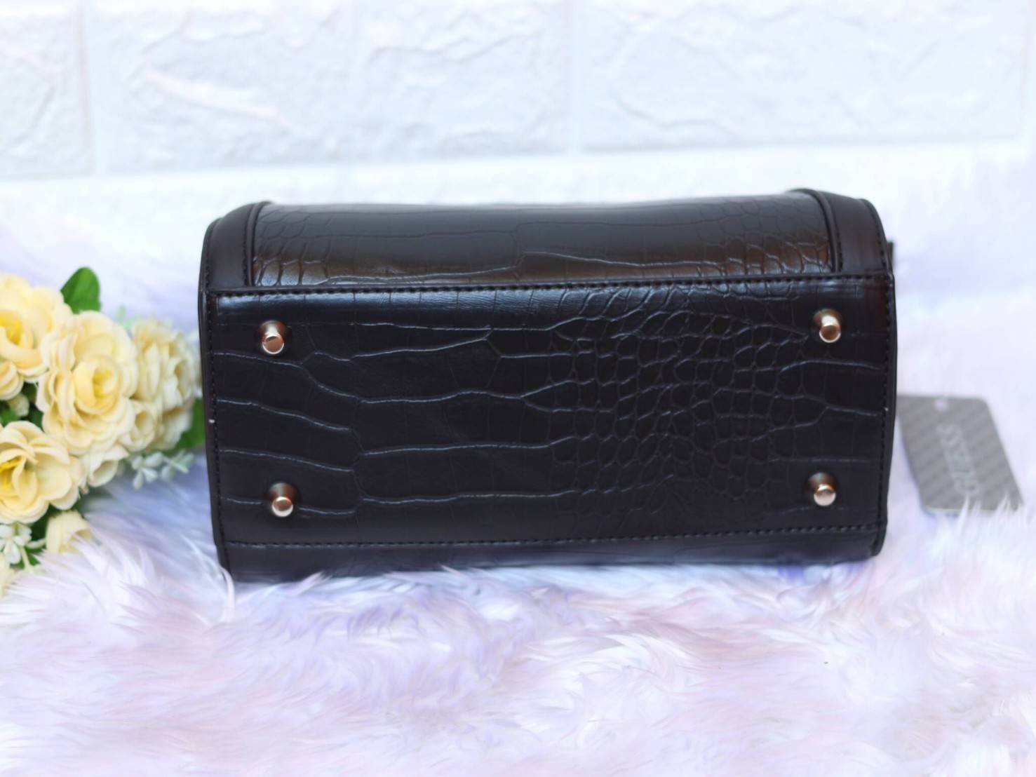 GUESS CROSSBODY BAG กระเป๋าหนังสะพายข้างทรงสุดฮิต ดีไซน์หรู หนังสวยอยู่ทรง ภายในมีช่องซิป เปิดปิดง่ายด้วยซิป อะไหล่สีเงิน สายสะพายปรับได้ (ถอดได้) มีหมุดรองฐานทั้งสี่กันฐานเป็นรอยได้ดี รุ่นนี้แนะนำเลยค่าา